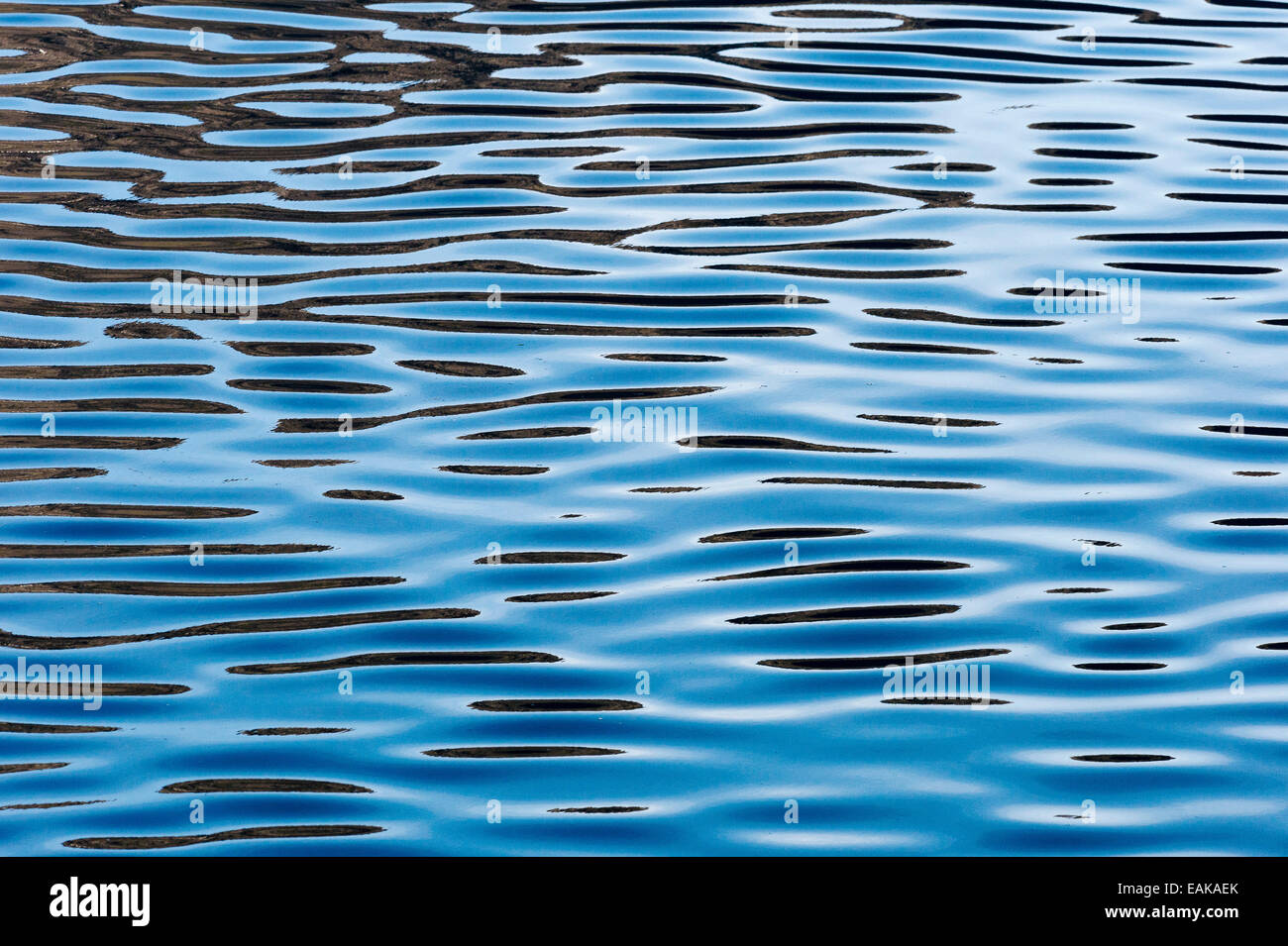 Reflexionen über eine ruhige Meeresoberfläche, Färöer, Dänemark Stockfoto