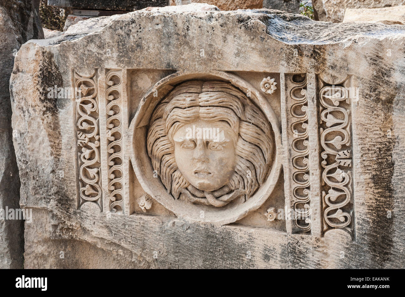 Relief auf Steinblock aus dem römischen Amphitheater, die antike Stadt Myra, Demre, Provinz Antalya, Türkei Stockfoto