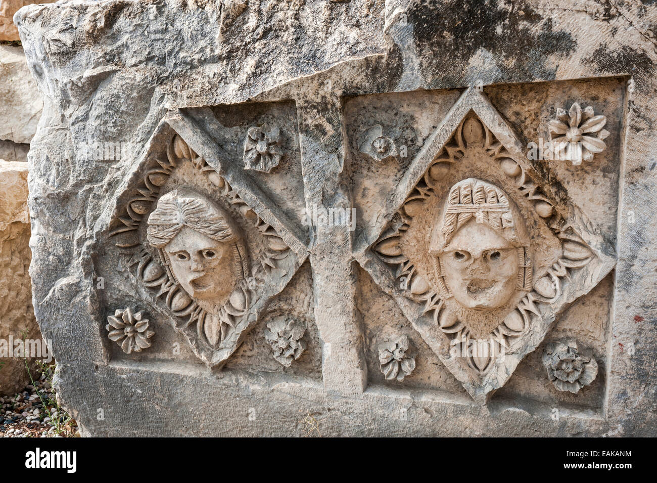 Reliefs auf Steinblock aus dem römischen Amphitheater, die antike Stadt Myra, Demre, Provinz Antalya, Türkei Stockfoto