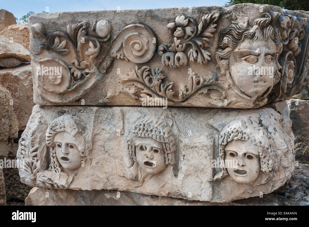 Reliefs auf Steinblock aus dem römischen Amphitheater, die antike Stadt Myra, Demre, Provinz Antalya, Türkei Stockfoto