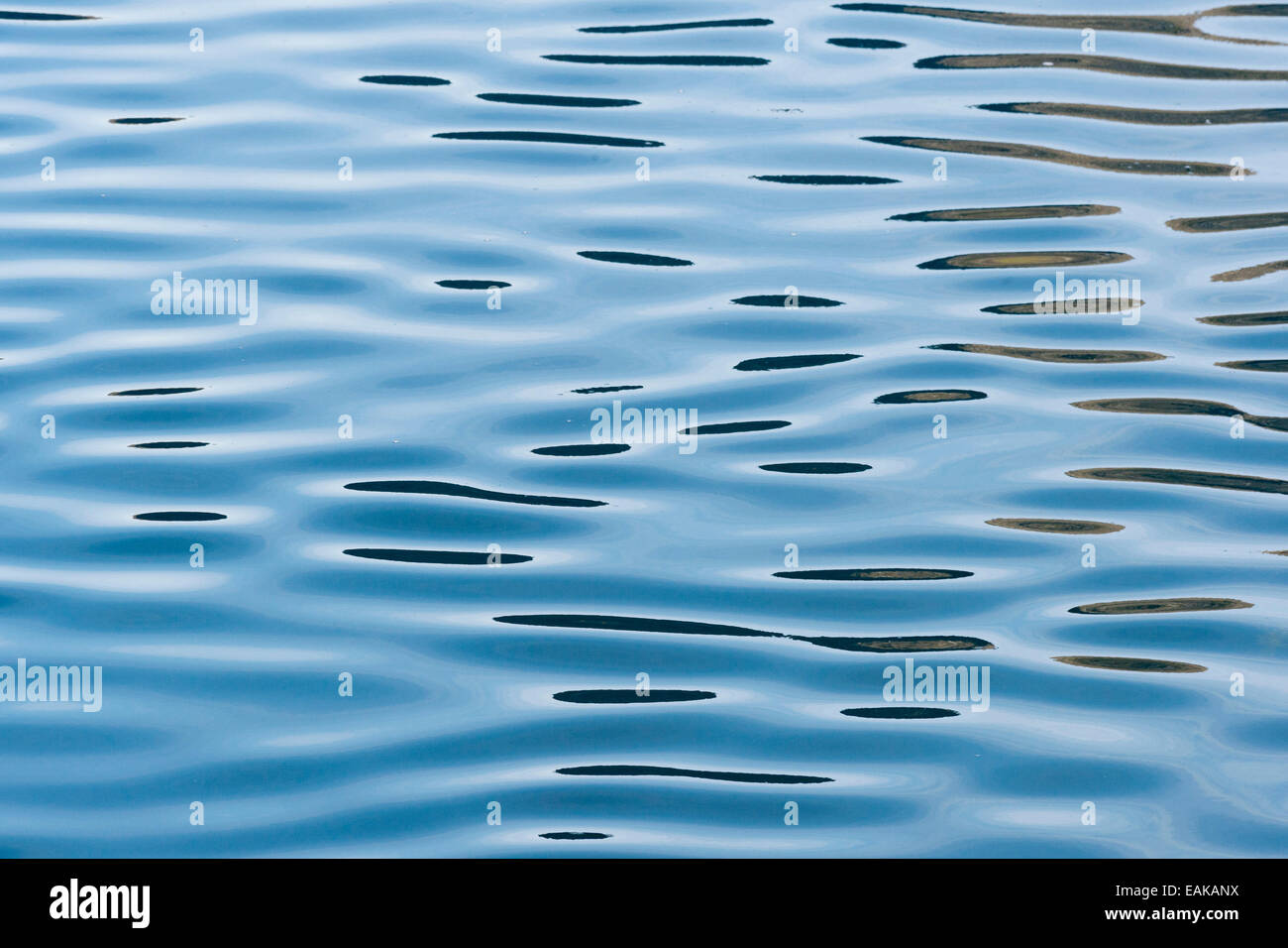 Reflexionen über eine ruhige Meeresoberfläche, Färöer, Dänemark Stockfoto
