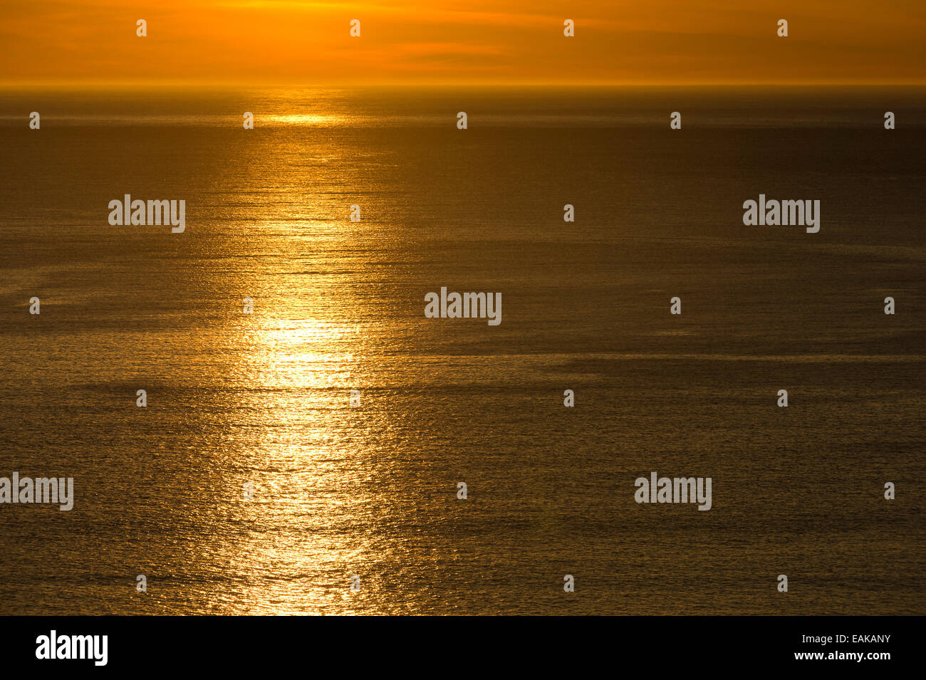 Reflexion auf den Sonnenuntergang über dem Meer, Färöer Inseln, Dänemark Stockfoto
