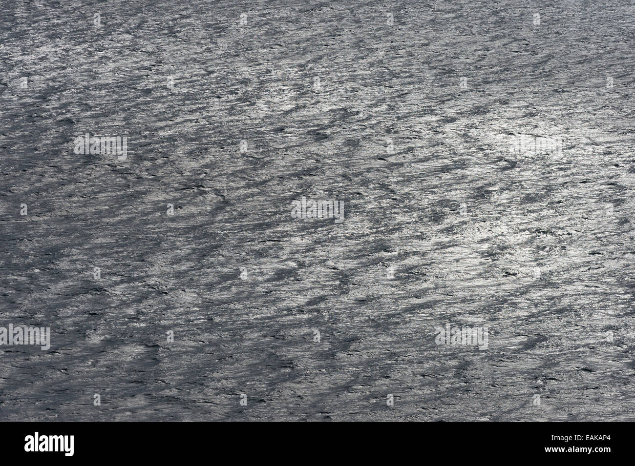 Licht und Schatten auf kleine Wellen auf dem Meer, Färöer, Dänemark Stockfoto