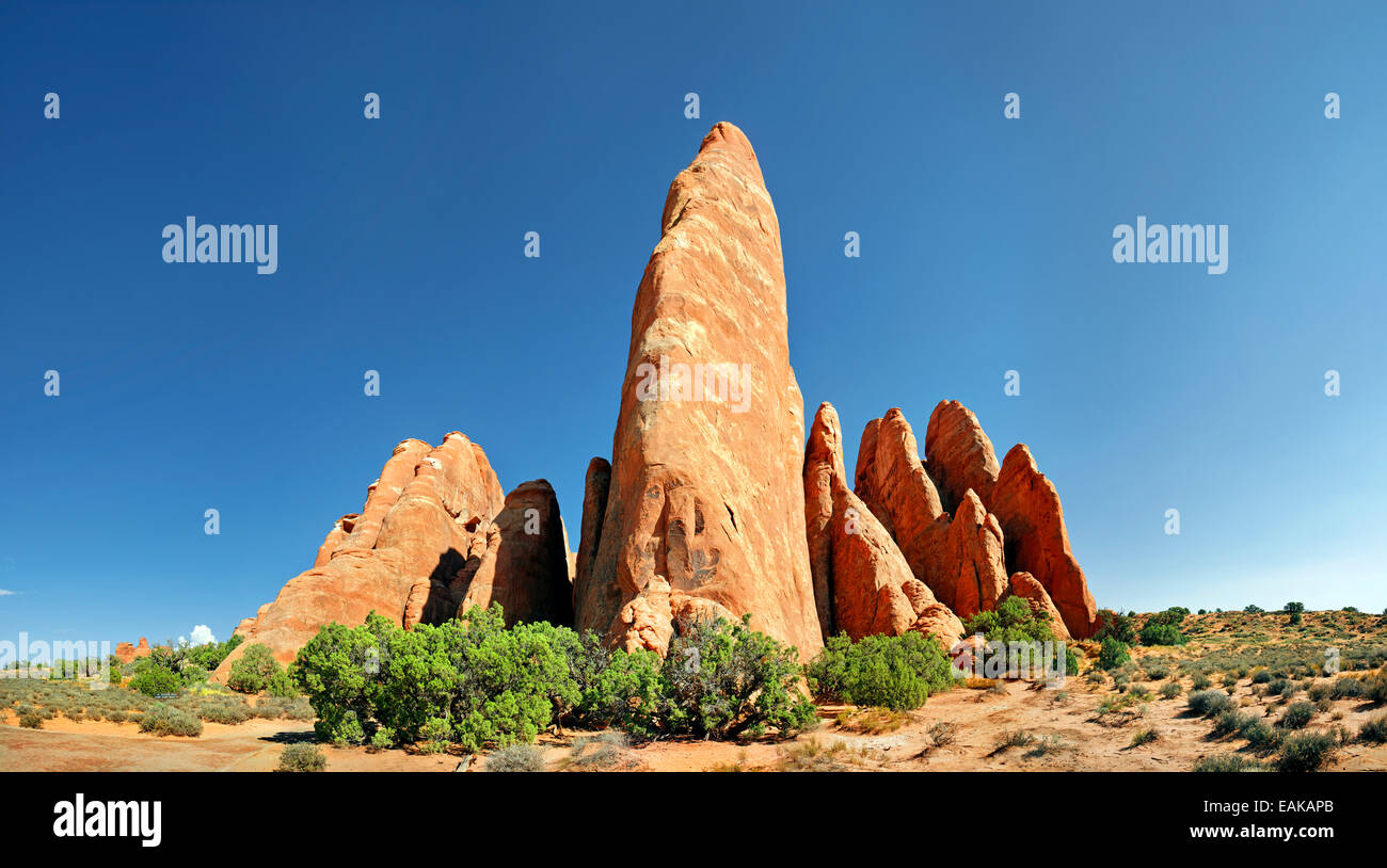 Sand Dune Arch, steinernen Säulen aus rotem Sandstein gebildet durch Erosion, Arches-Nationalpark, in der Nähe von Moab, Utah, USA Stockfoto