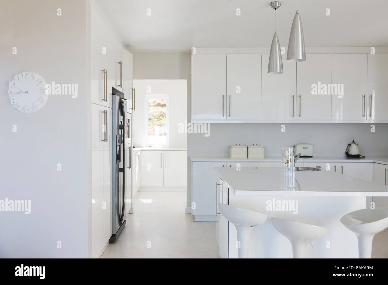 Moderne weiße und saubere Küche Interieur mit Hocker am Schalter Stockfoto