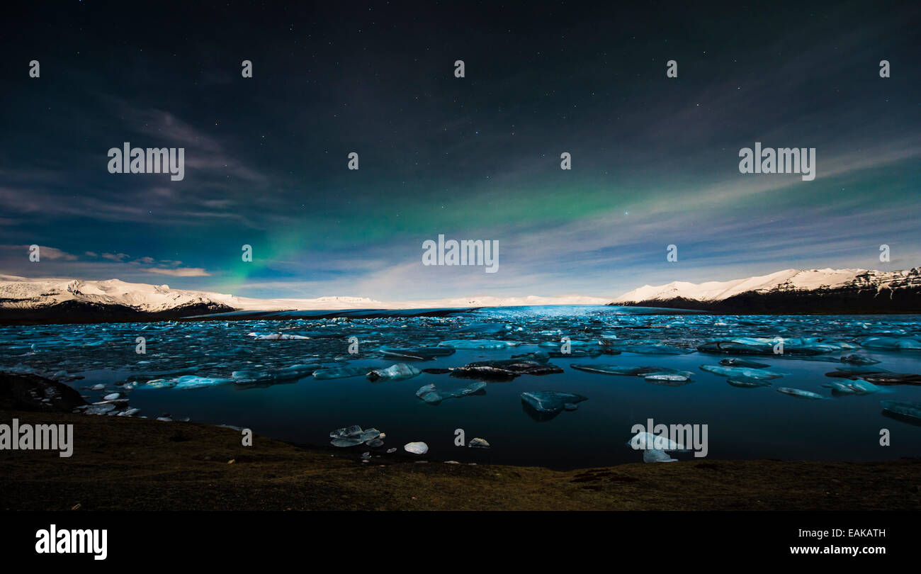 Eisschollen im Wasser zur blauen Stunde mit Polarlichter, See Jökulsárlón, Vik, Island Stockfoto