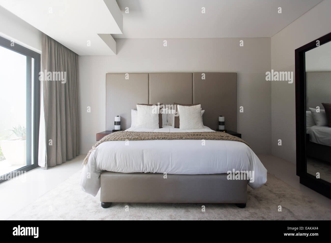 Moderne weiße und Beige Schlafzimmer mit Doppelbett Stockfoto