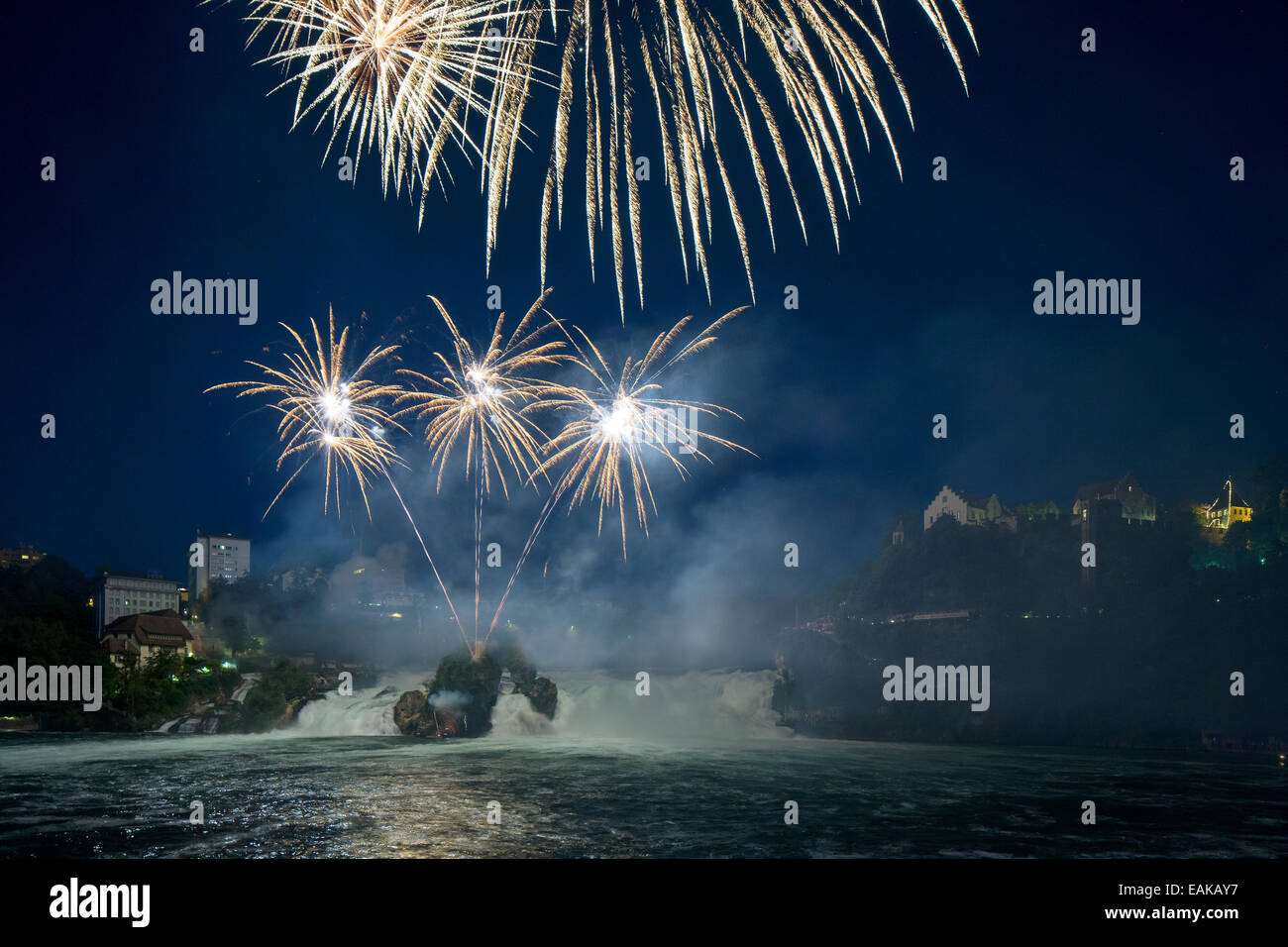 Feuerwerk am Rheinfall während der Schweizer Nationalfeiertag feiern, Schaffhausen, Kanton Schaffhausen, Schweiz Stockfoto