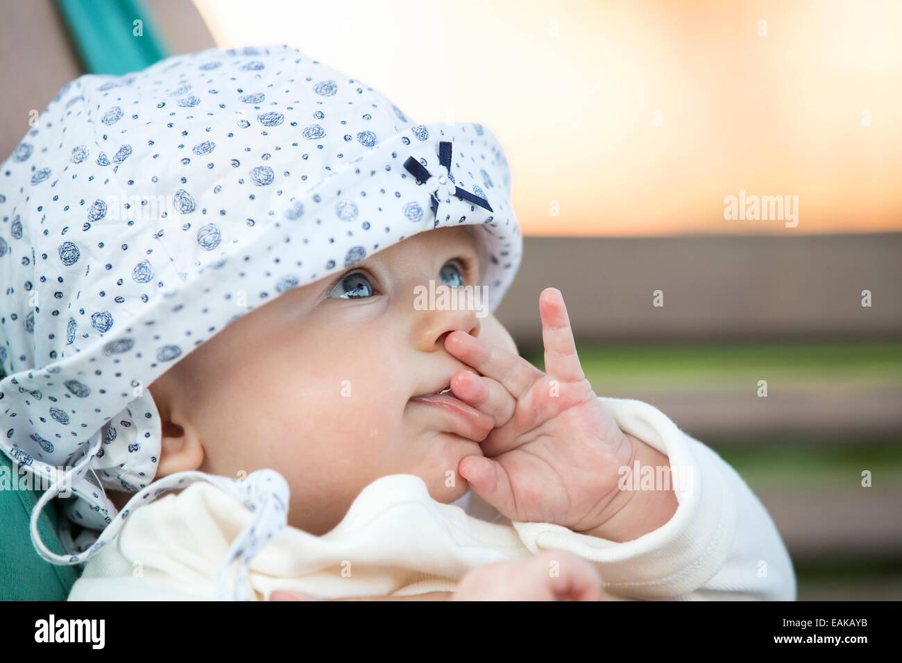 5 Monate Altes Baby Schläft Nur An Brust Ein 5 monate altes baby -Fotos und -Bildmaterial in hoher Auflösung – Alamy