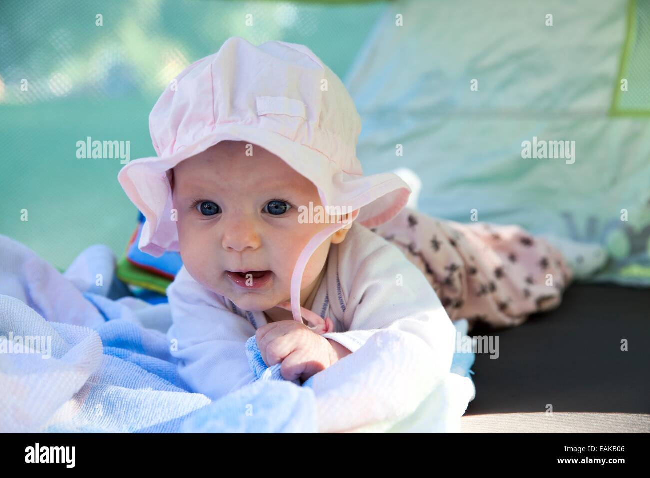 5 Monate Altes Baby Schläft Nur An Brust Ein 5 monate altes baby -Fotos und -Bildmaterial in hoher Auflösung – Alamy