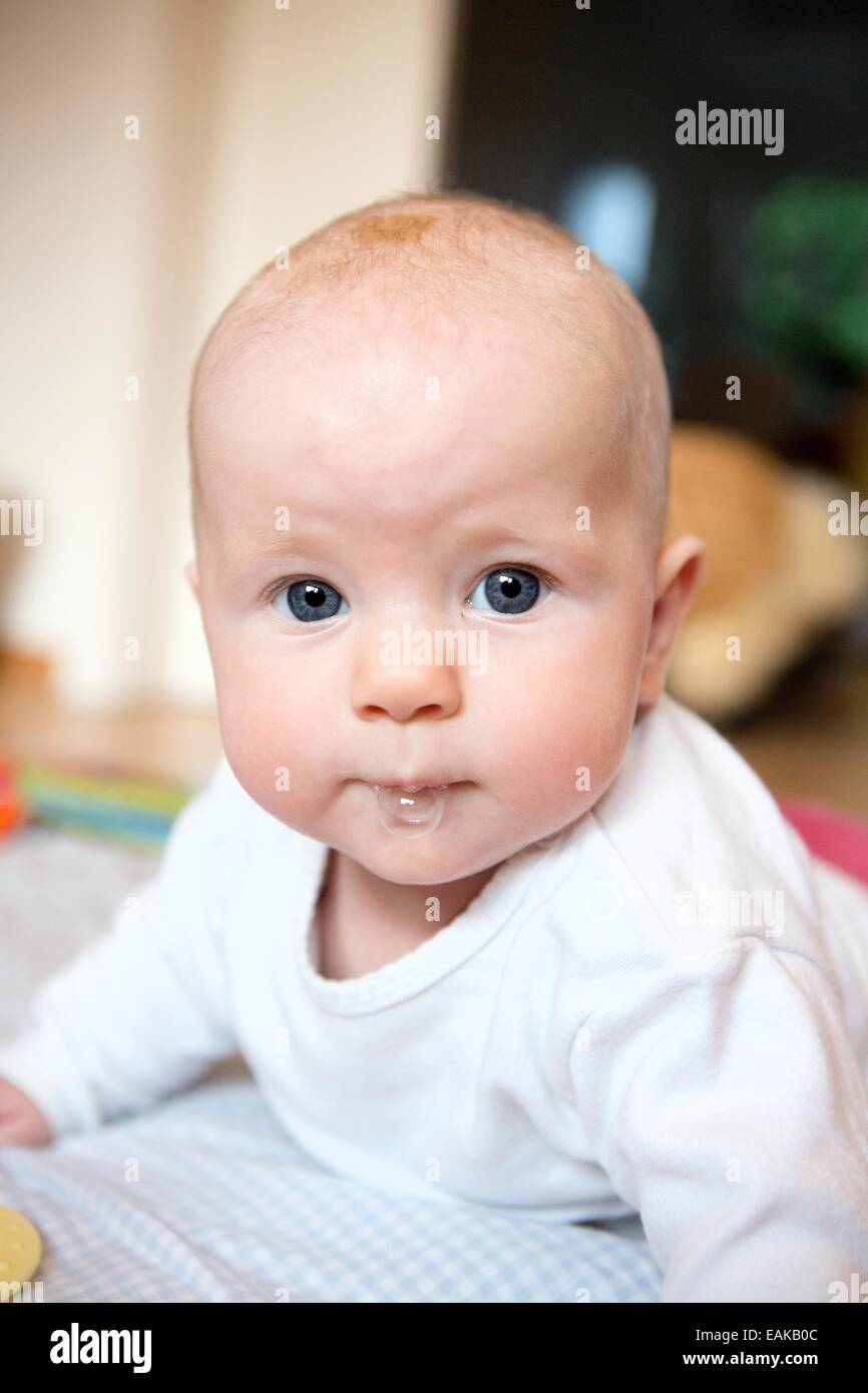 5 Monate Altes Baby Schläft Nur An Brust Ein 5 monate altes baby -Fotos und -Bildmaterial in hoher Auflösung – Alamy