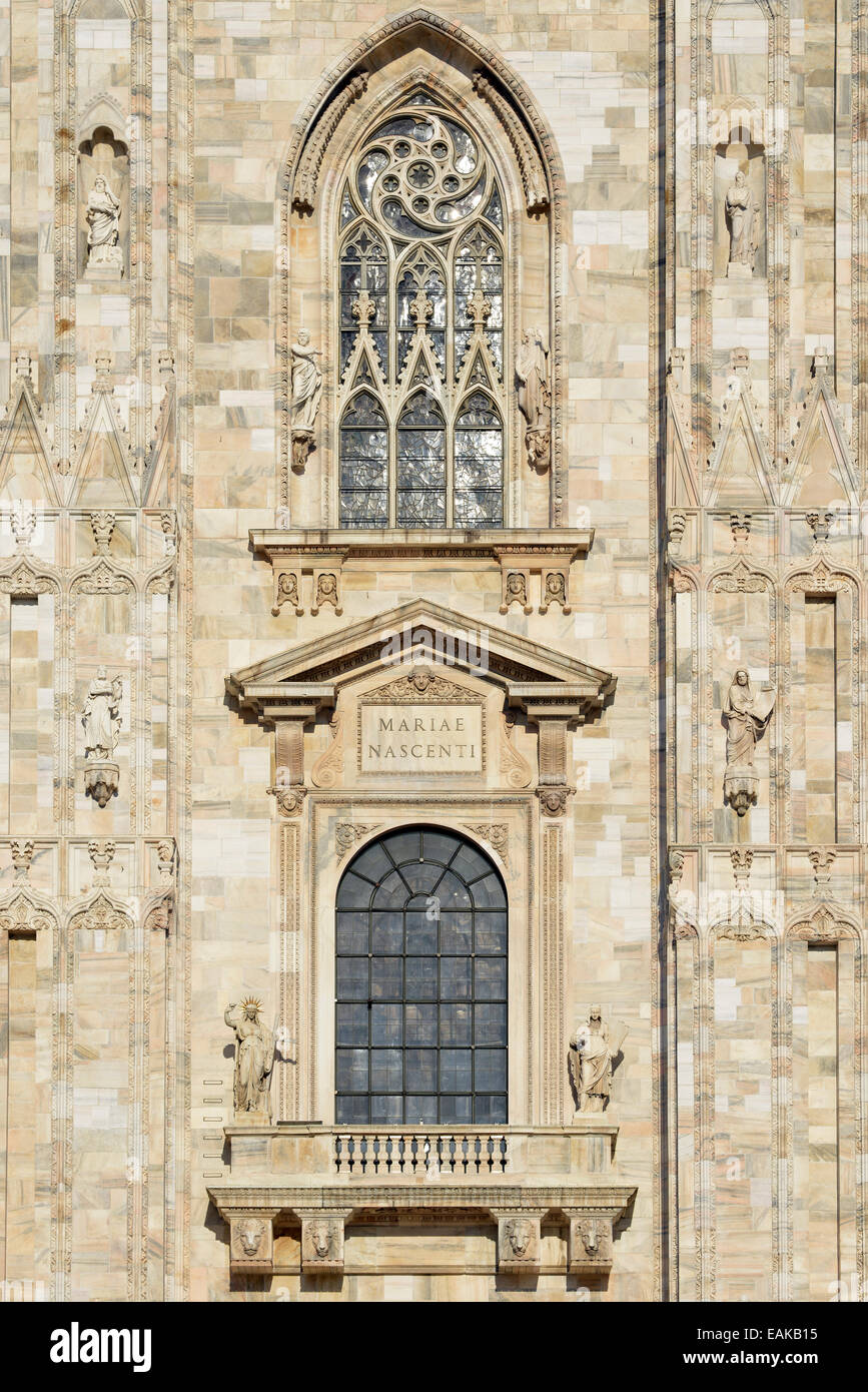 Fenster über dem Hauptportal der Westfassade des Mailänder Dom oder Duomo di Santa Maria Nascente, Mailand, Lombardei, Italien Stockfoto