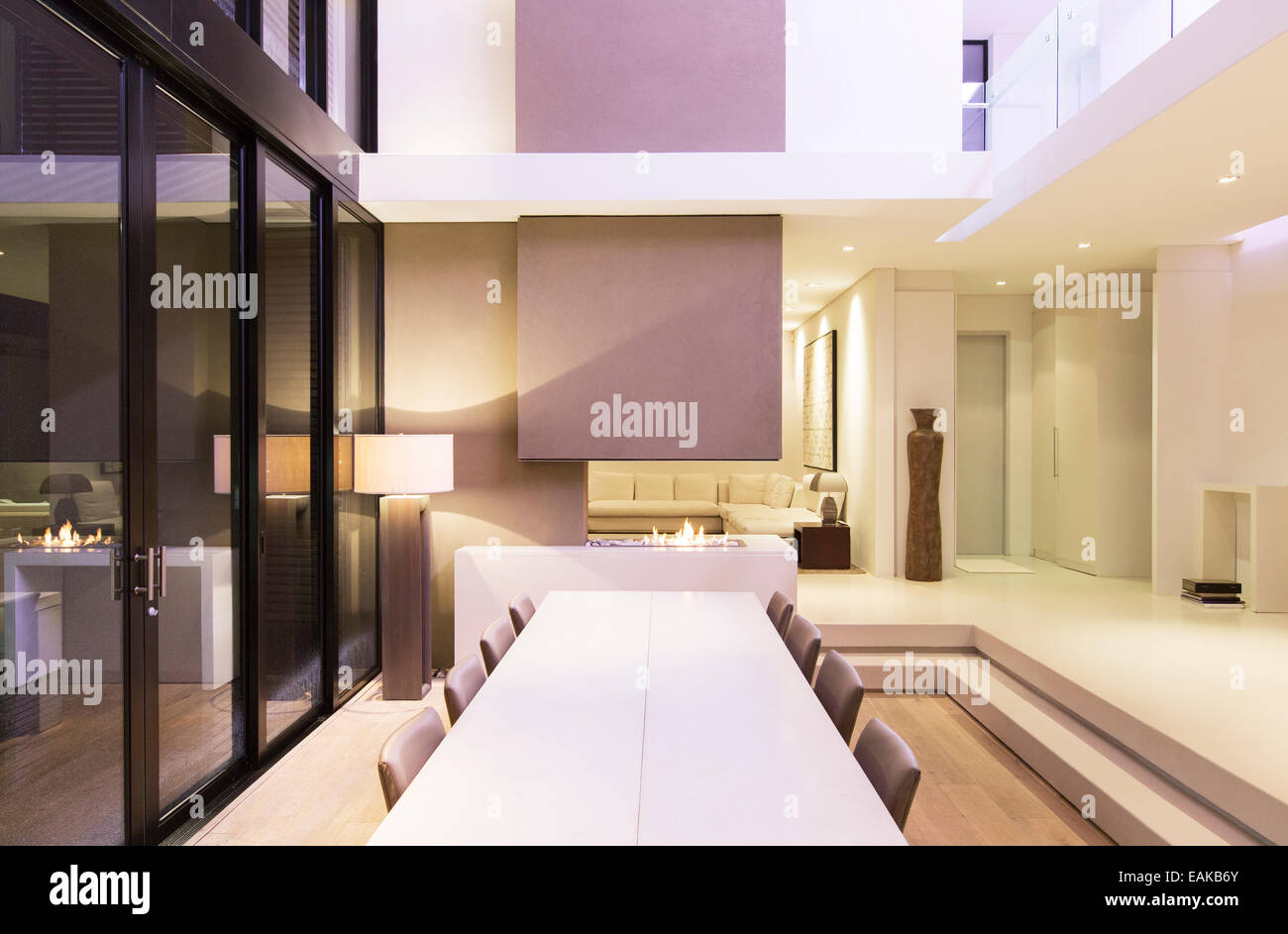 Großen Tisch im modernen Speisesaal während der Nacht Stockfoto
