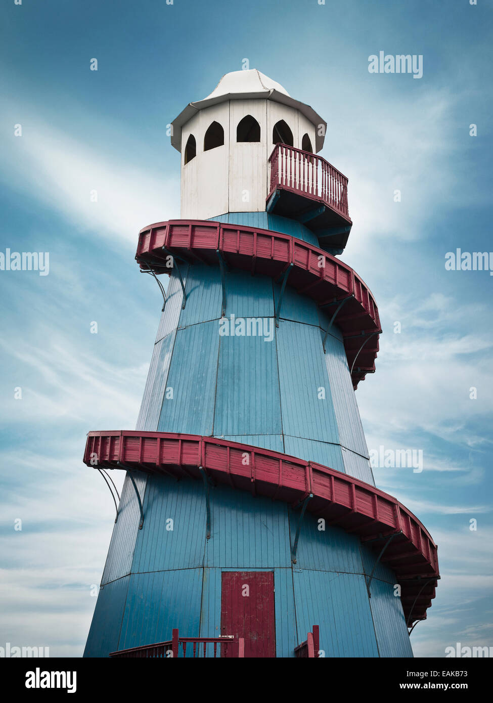 Vintage Helter Skelter blau und rot mit weißen Oberteil gegen blauen Himmel. Stockfoto