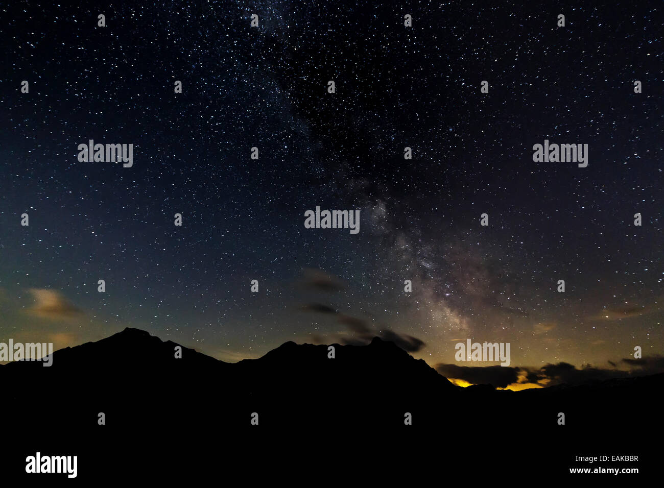 Sternenhimmel mit der Milchstrasse über eine Berglandschaft mit  Lichtverschmutzung, Safiental, Kanton Graubünden, Schweiz Stockfotografie -  Alamy