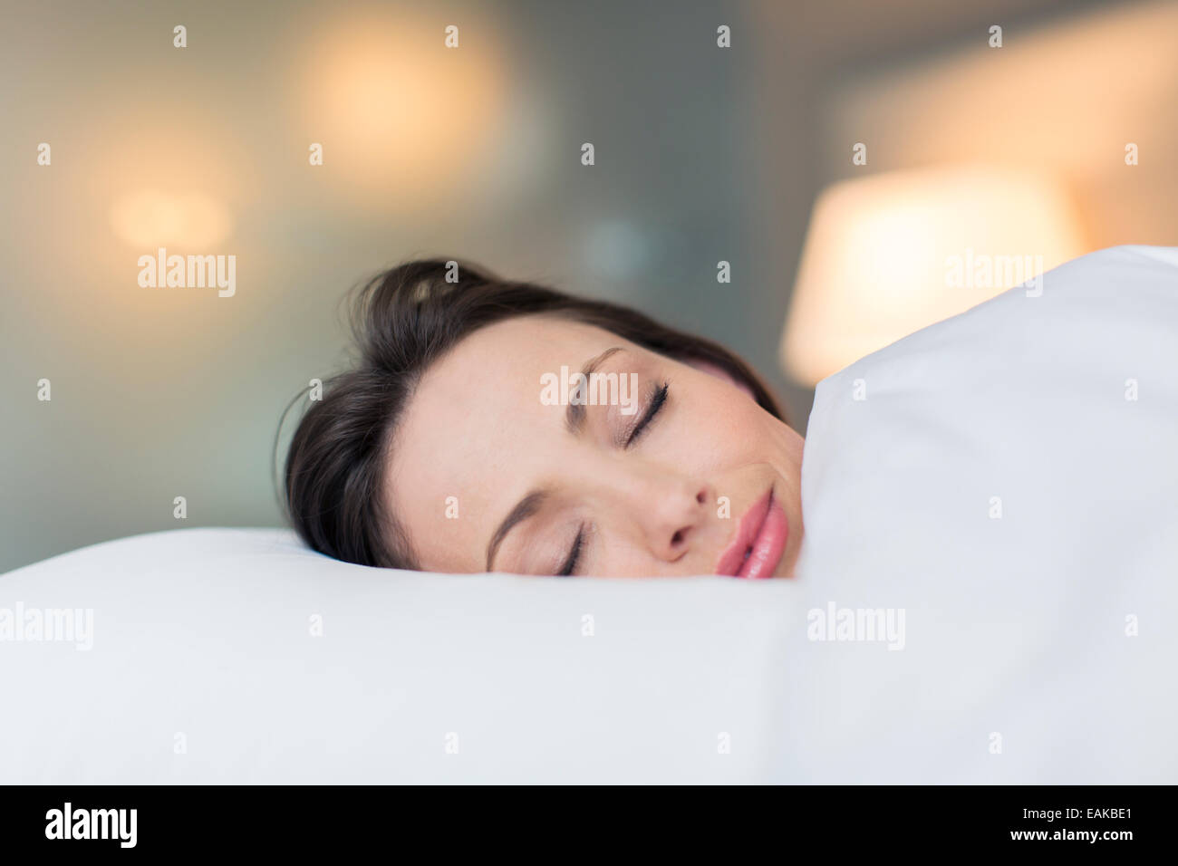 Frau schläft in ihrem Bett Stockfoto