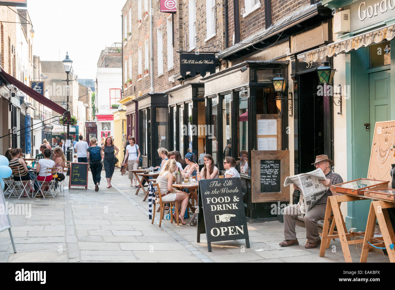 Geschäfte und Cafés in Camden Passage in Islington, London, England, UK Stockfoto