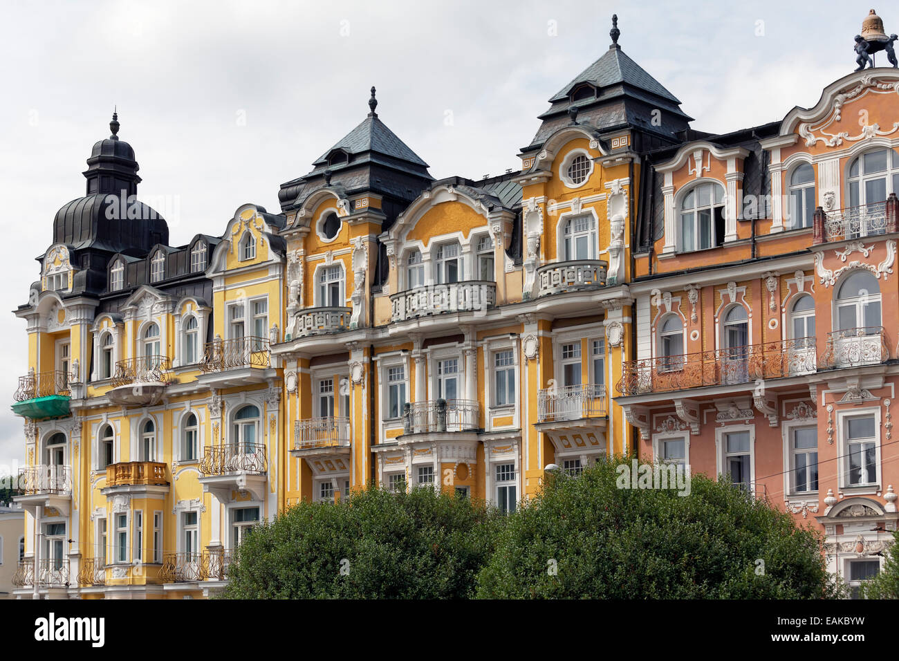 Häuserzeile mit Volksbegeisterung oder die Gründer Epoche Fassaden, Hotels im Kurviertel, Mariánské Lázně Stockfoto