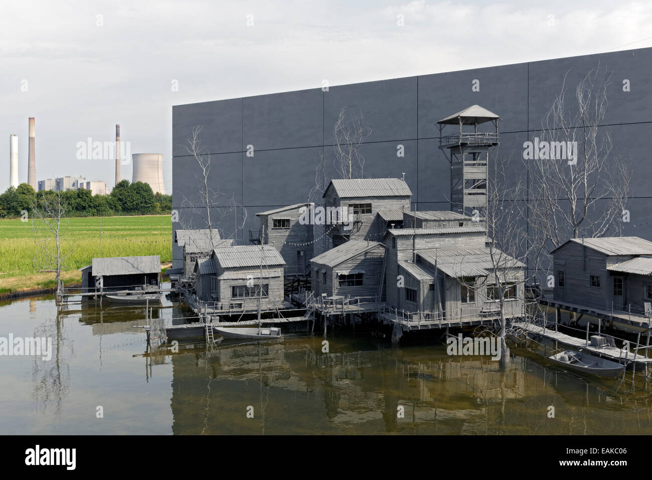 Dorf auf Stelzen vor ein industrial-Szene, Kunst-Installation "The Settlement von Hans Op de Beek', Emscherkunst 2013 Stockfoto