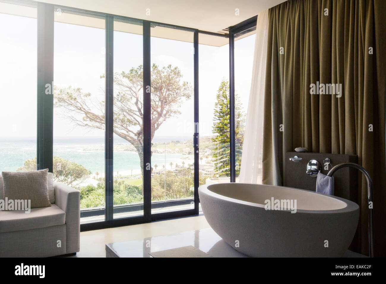 Luxuriöses Badezimmer mit schöner Aussicht auf die Küste Stockfoto