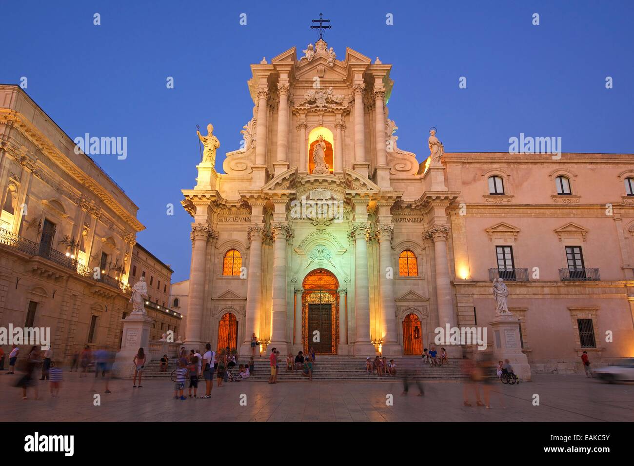 Domplatz mit der Kathedrale Santa Maria Delle Colonne, Ortygia, Syrakus, Provinz von Syrakus, Sizilien, Italien Stockfoto