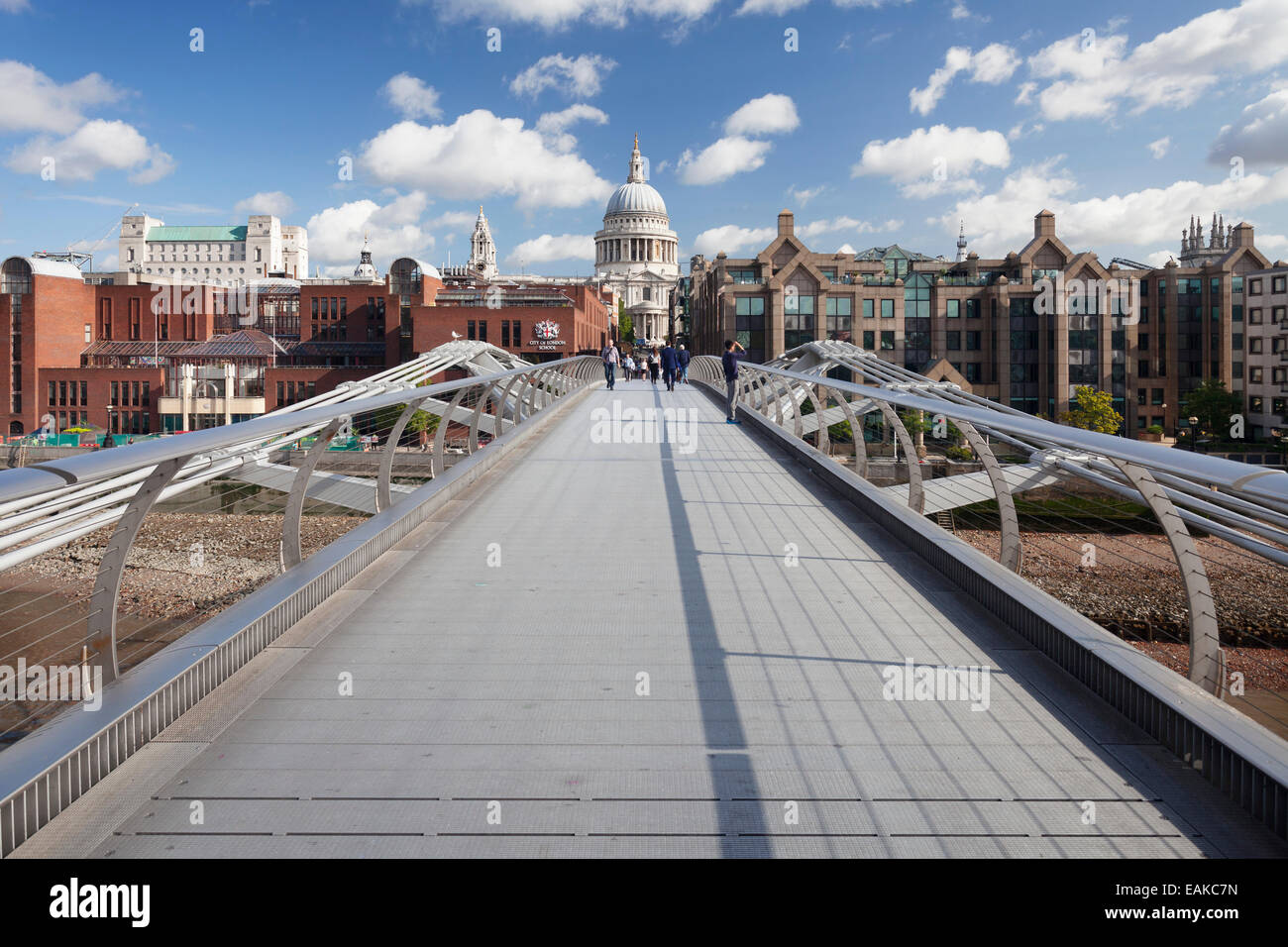Millennium Bridge und St. Paul &#39; s Cathedral, London, England, Vereinigtes Königreich Stockfoto