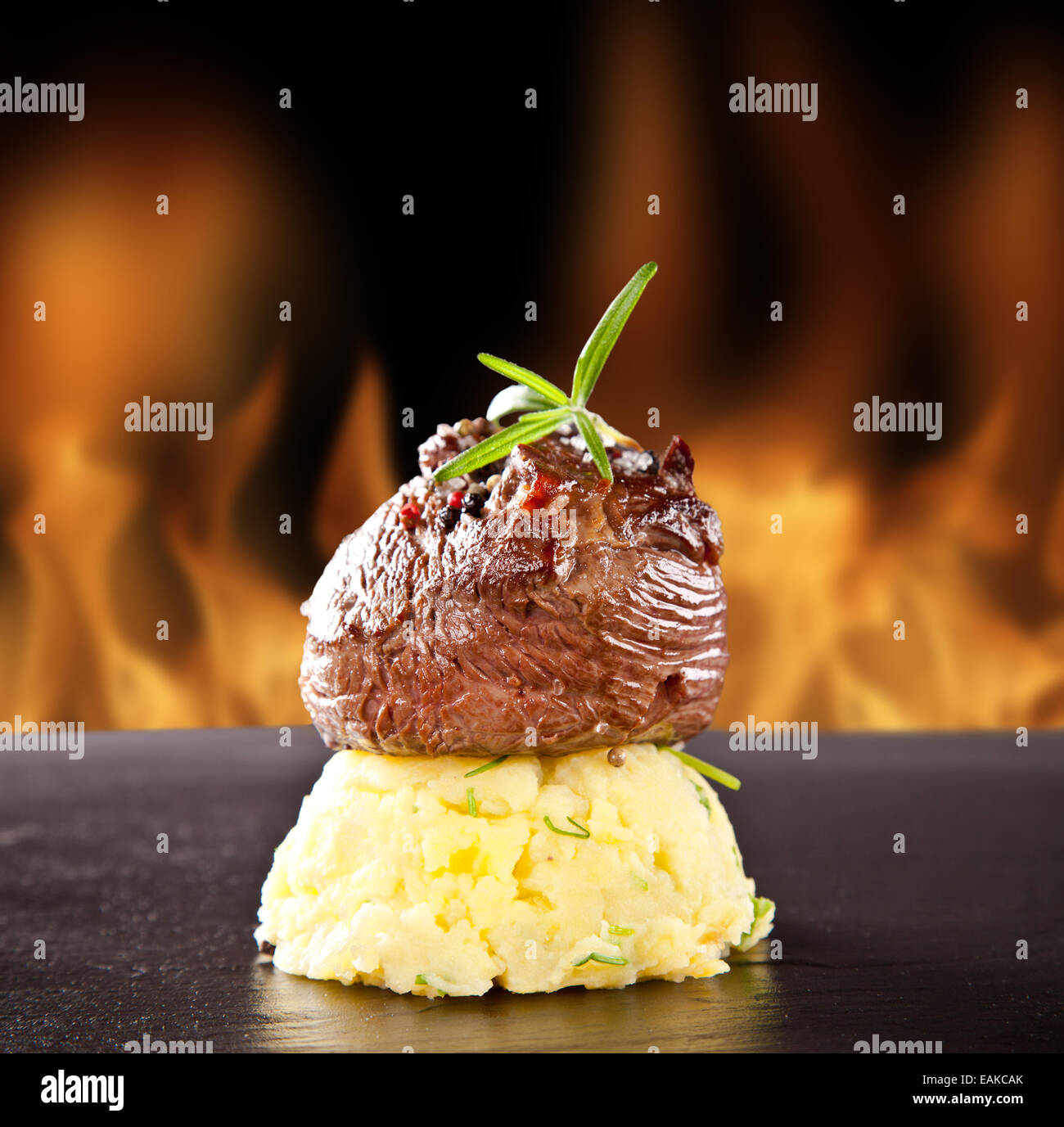 Stück rotes Fleisch Steak mit Kartoffeln Brei und Rosmarin auf ...