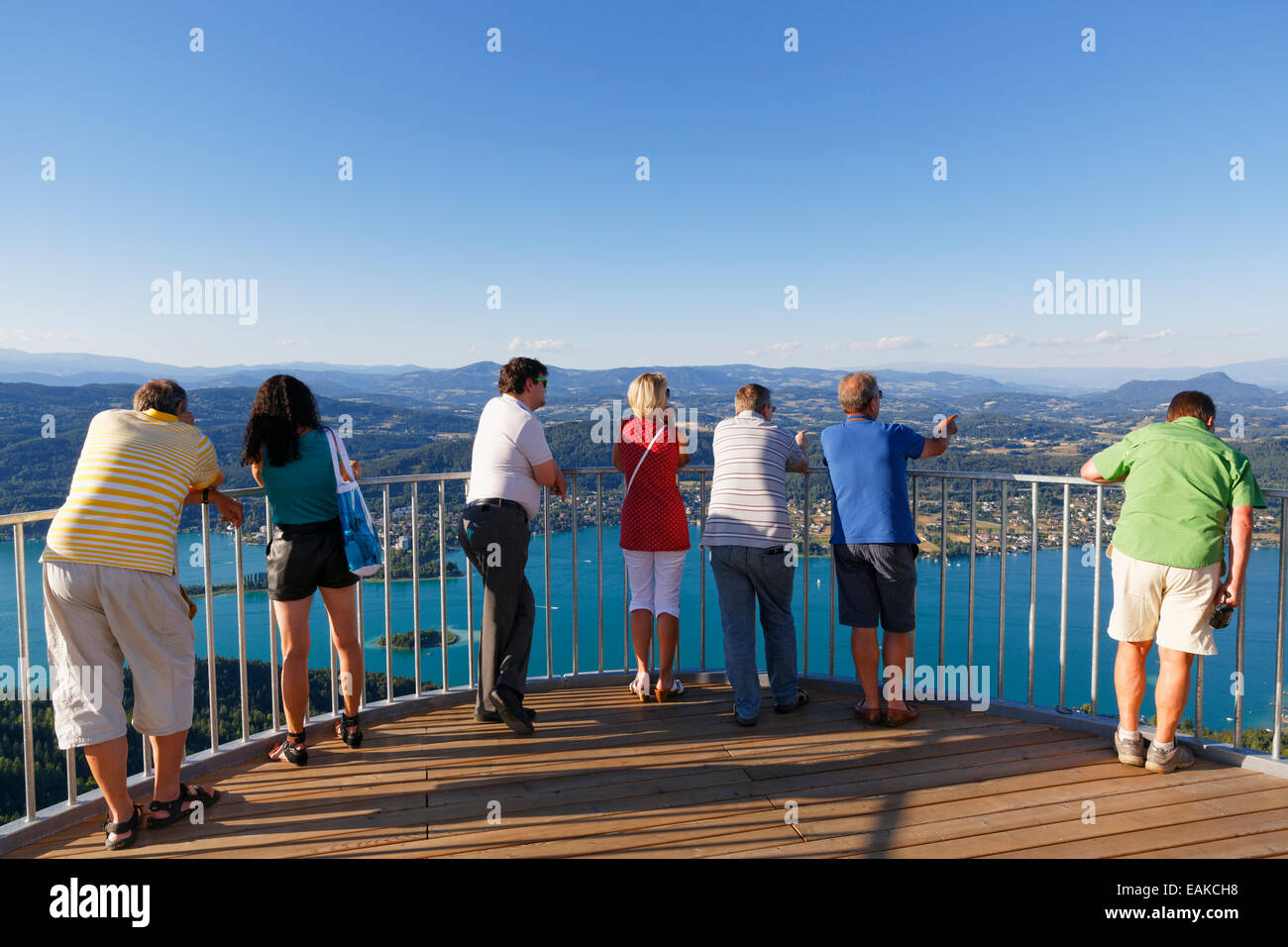 Aussichtsplattform der neue Aussichtsturm Pyramidenkogel Mountain am Lake Woerth, Keutschach See, Kärnten, Österreich Stockfoto