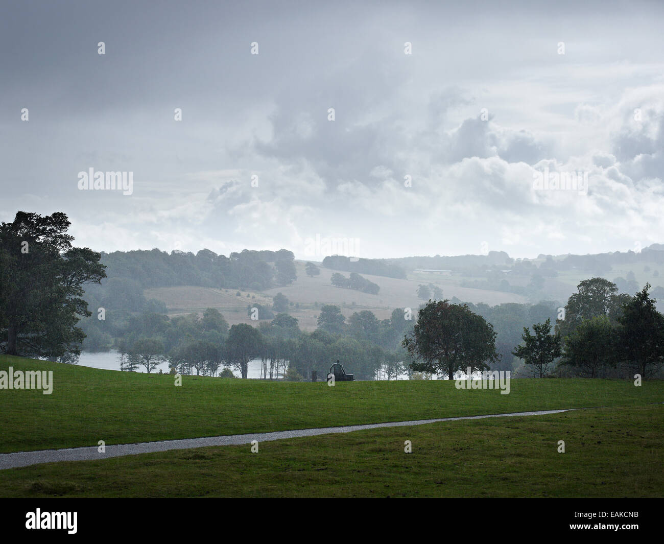 Landschaft Bilder in Regenschauer am Yorkshire Sculpture Park Wakefield, mit Skulptur und die Aussicht von dem Hügel Stockfoto