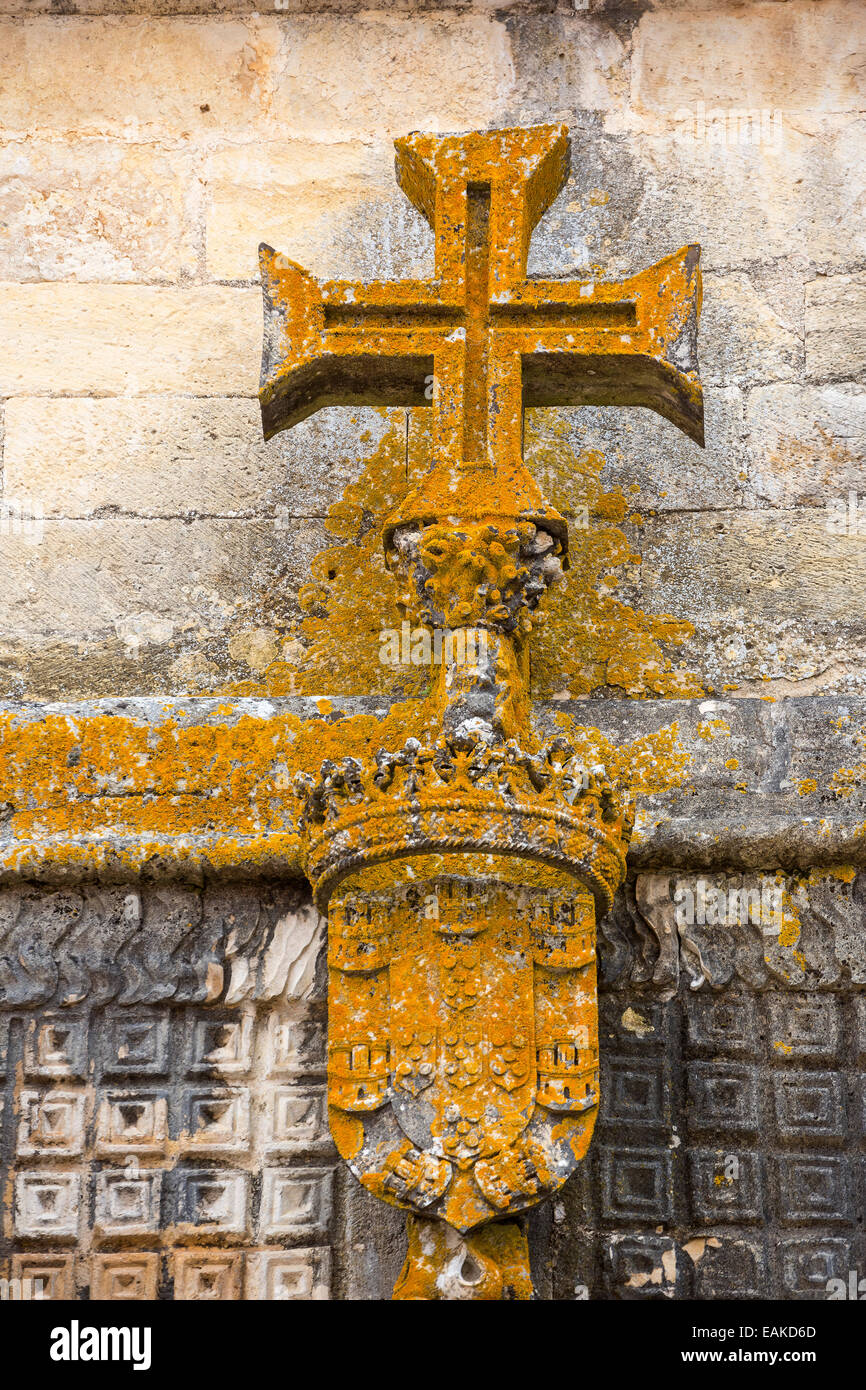 Malteser Kreuz auf einem manuelinischen Fenster, Convento de Cristo, Schloss der Tempelritter, UNESCO Weltkulturerbe Stockfoto