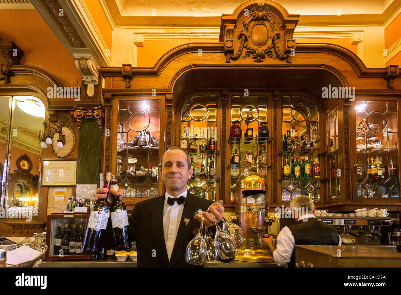 Kellner mit Wein Flaschen und Gläser, Café Majestic, Jugendstil-Café, Porto, Bezirk von Porto, Portugal Stockfoto