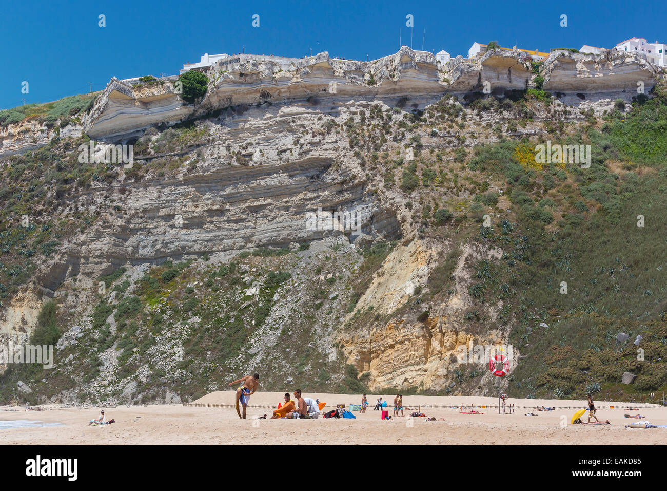 Steilküste und Strand von Nazaré, Nazaré, Distrikt Leiria, Portugal Stockfoto