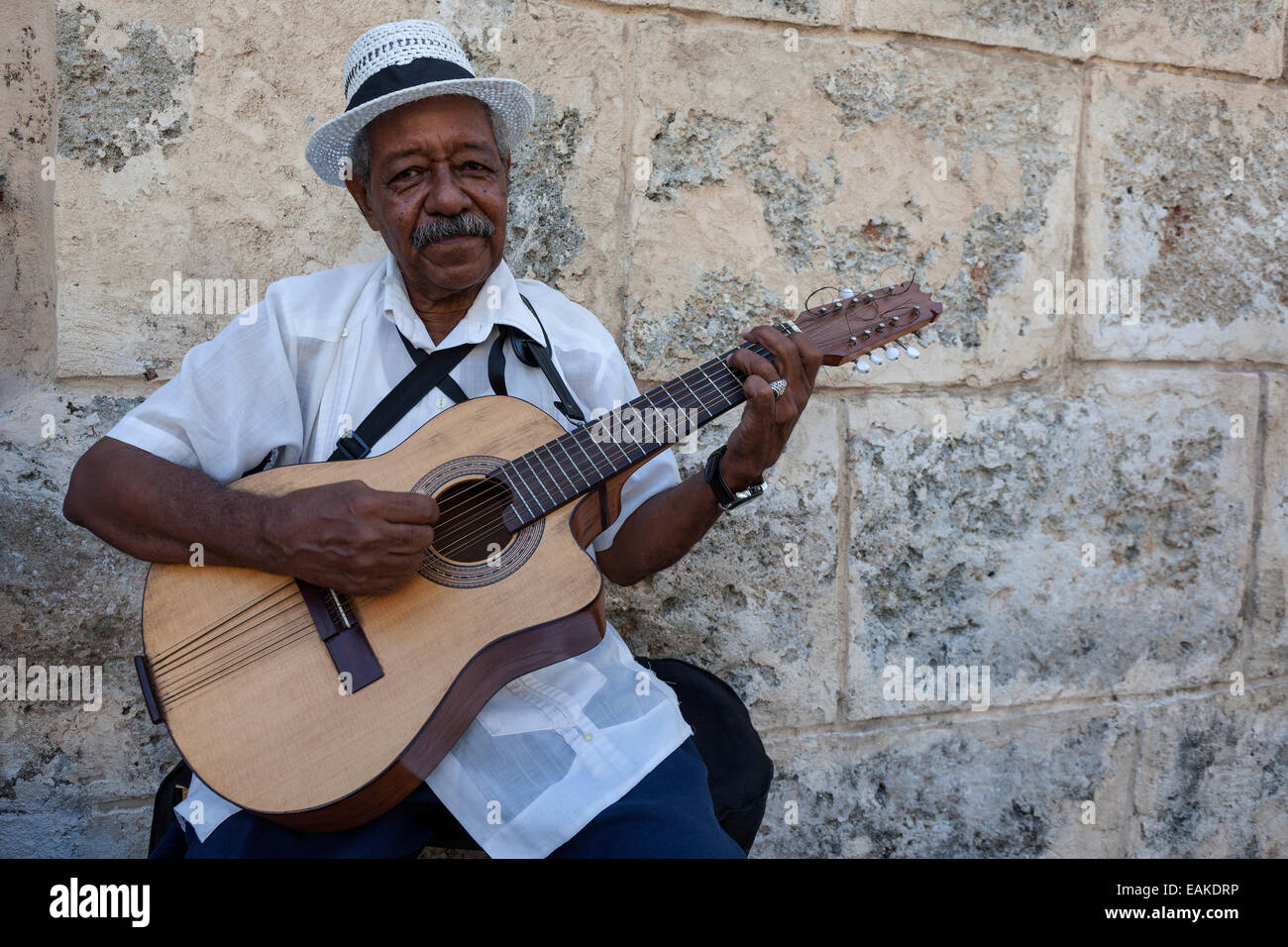 Kubanische Straßenmusikant Gitarre zu spielen, in Alt-Havanna, Havanna, Kuba Stockfoto