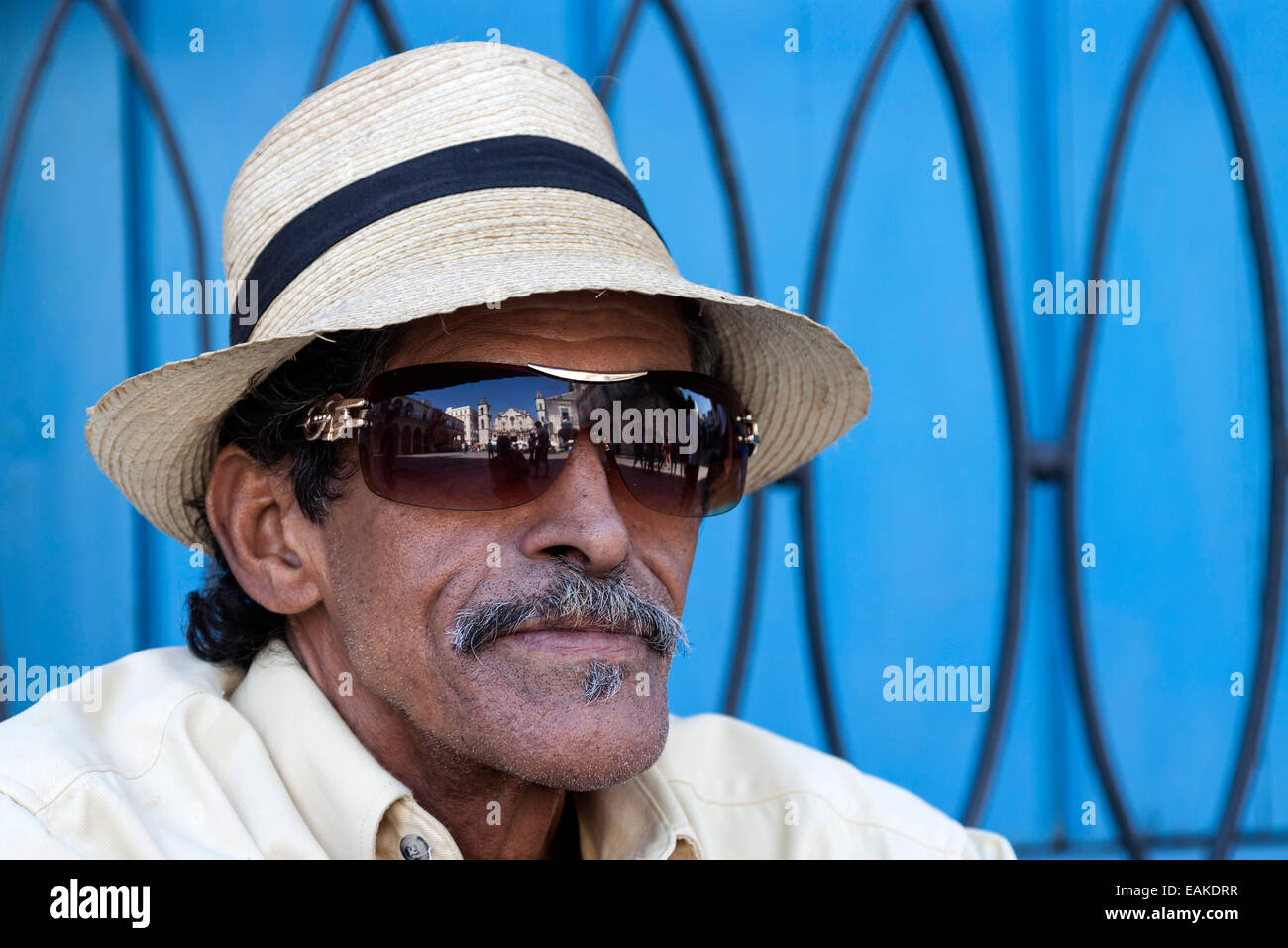 Kubanische Mann in Alt-Havanna, Porträt, Havana Kathedrale spiegelt sich in seine Sonnenbrille, Havanna, Kuba Stockfoto