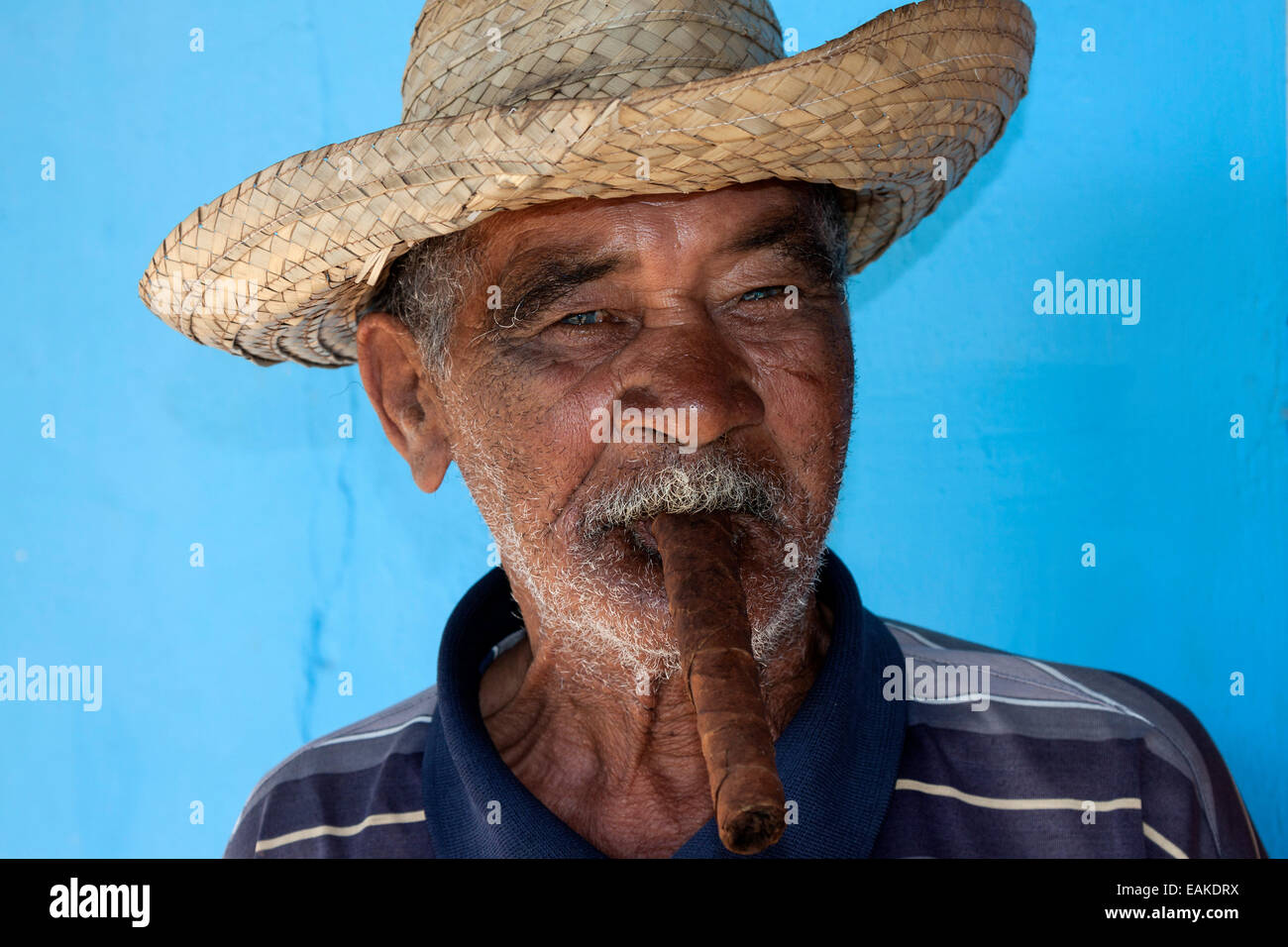 Älterer kubanischer Mann raucht eine Zigarre, Porträt, Viñales, Kuba Stockfoto