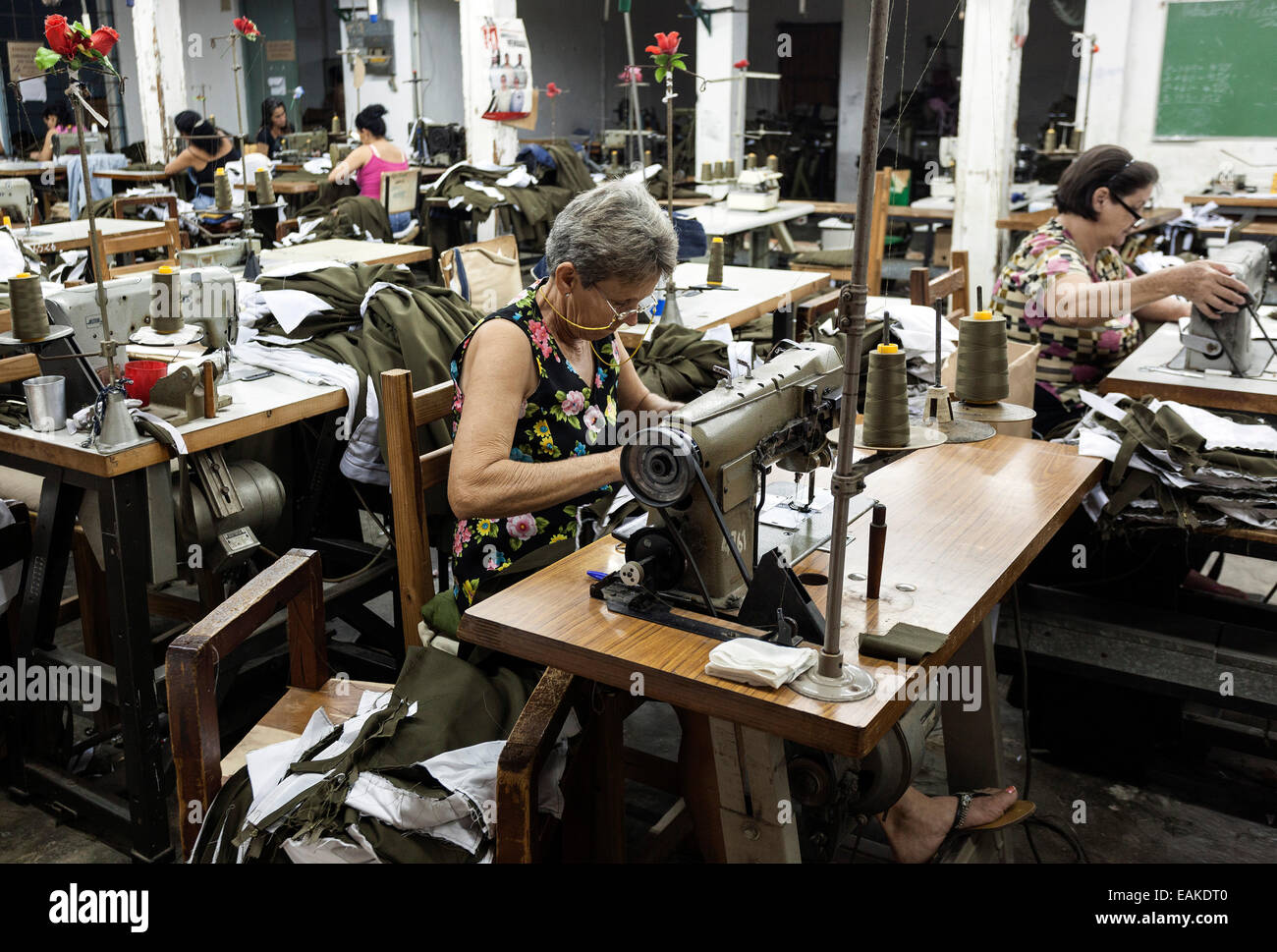 Näherinnen in einer Kleiderfabrik, Viñales, Kuba Stockfoto