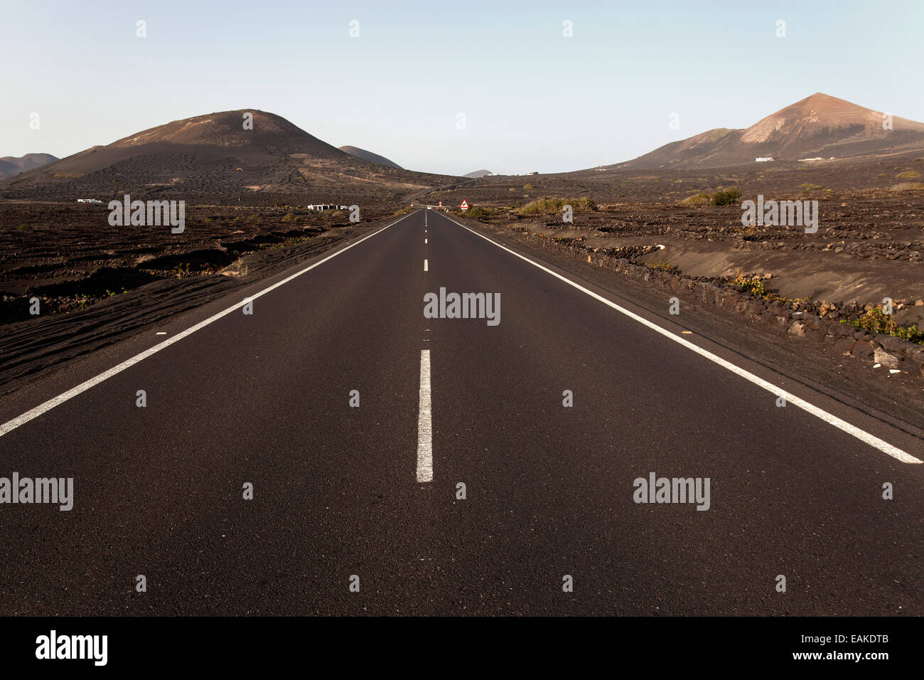 Straße durch das Weinbaugebiet von La Geria, Lanzarote, Kanarische Inseln, Spanien Stockfoto