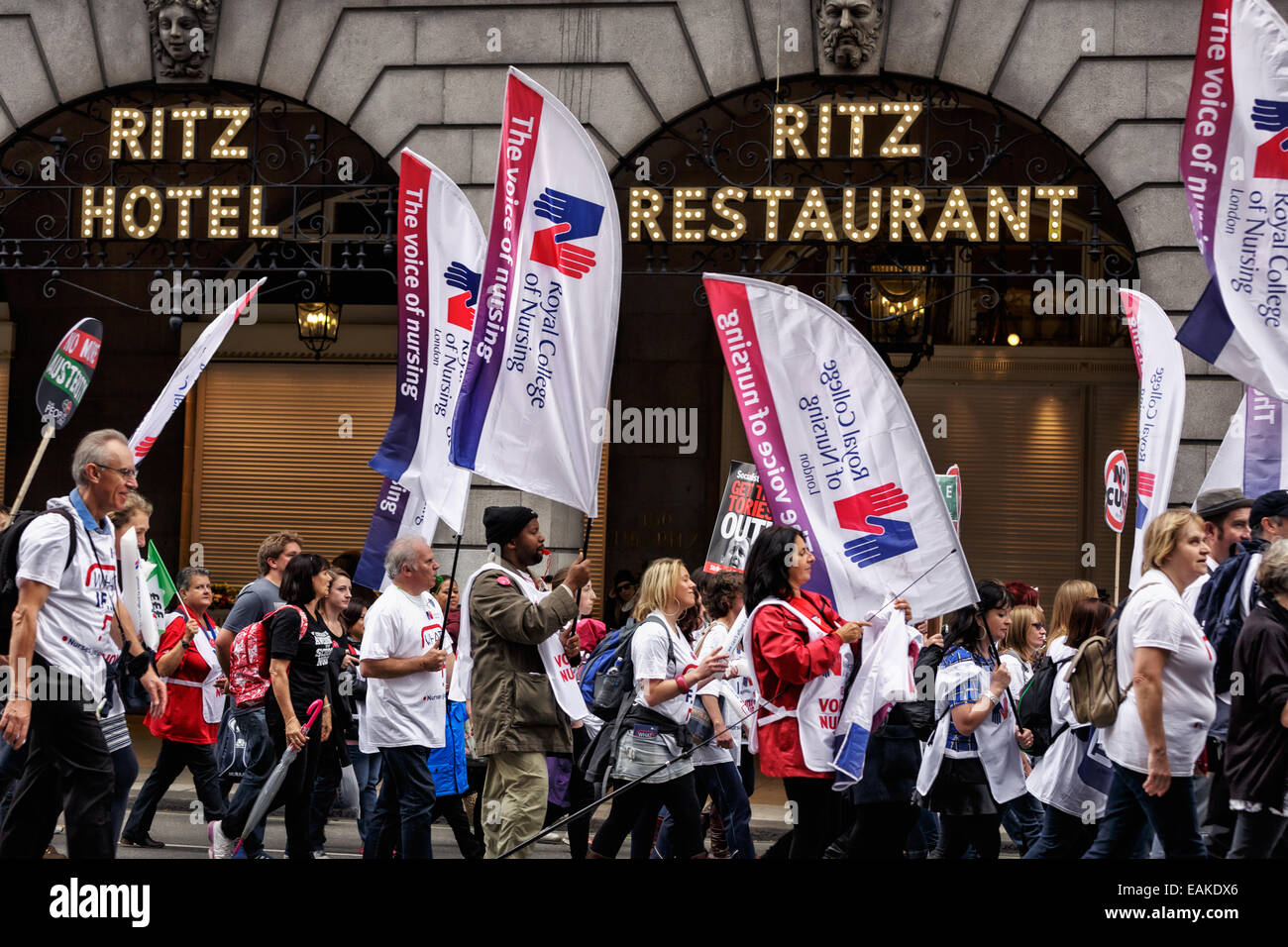 Demonstranten marschieren vorbei The Ritz Hotel in London Stockfoto