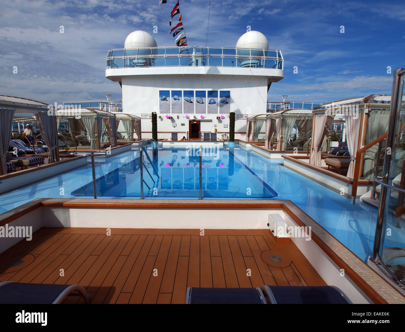 Blick auf dem Kreuzfahrt Schiffsdeck mit luxuriösen Pool und Spa Bereich Stockfoto