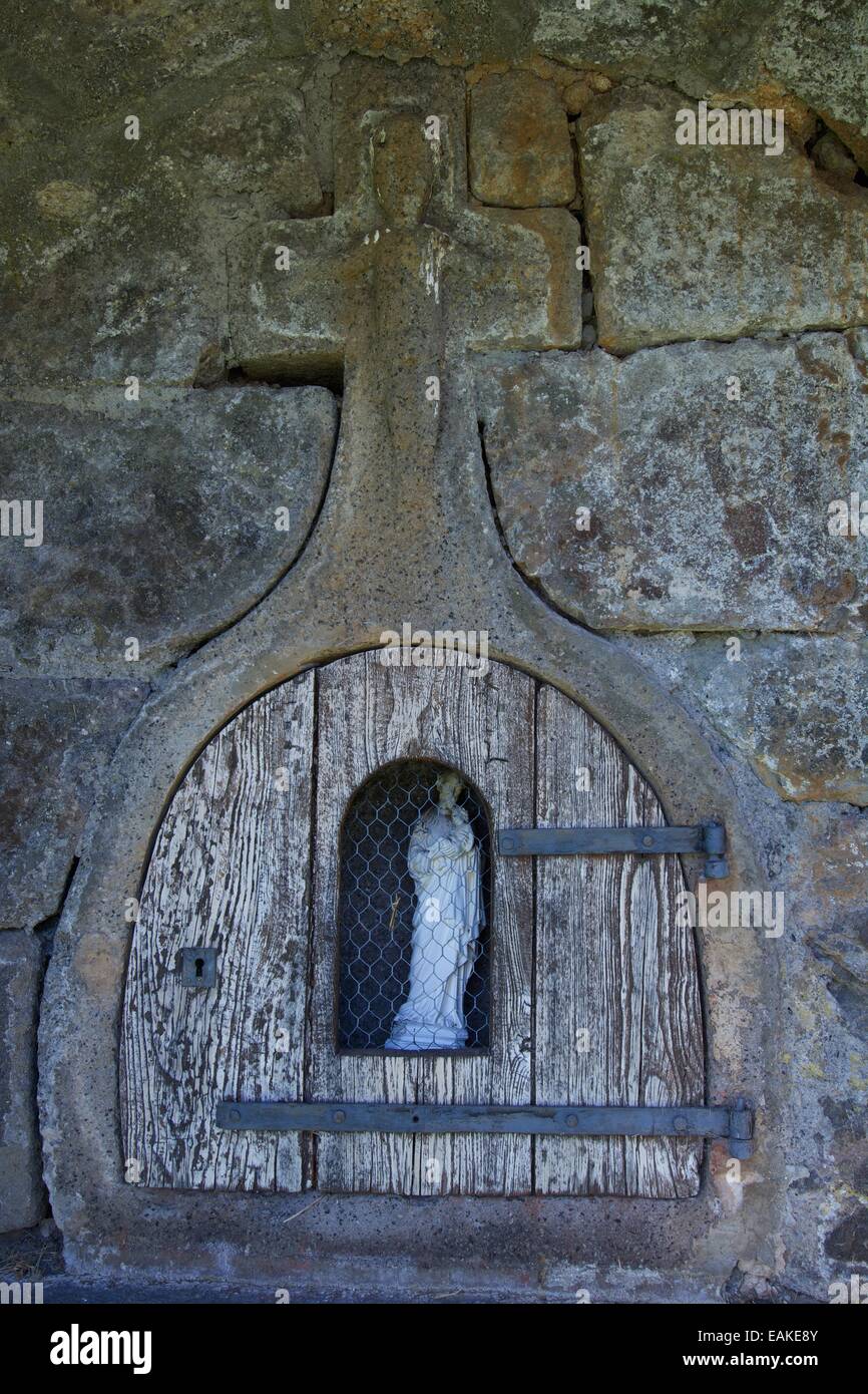 Statue eines Heiligen eingebettet in einer Wand, Tal der Brezons, Cantal, Auvergne, Frankreich, Europa Stockfoto