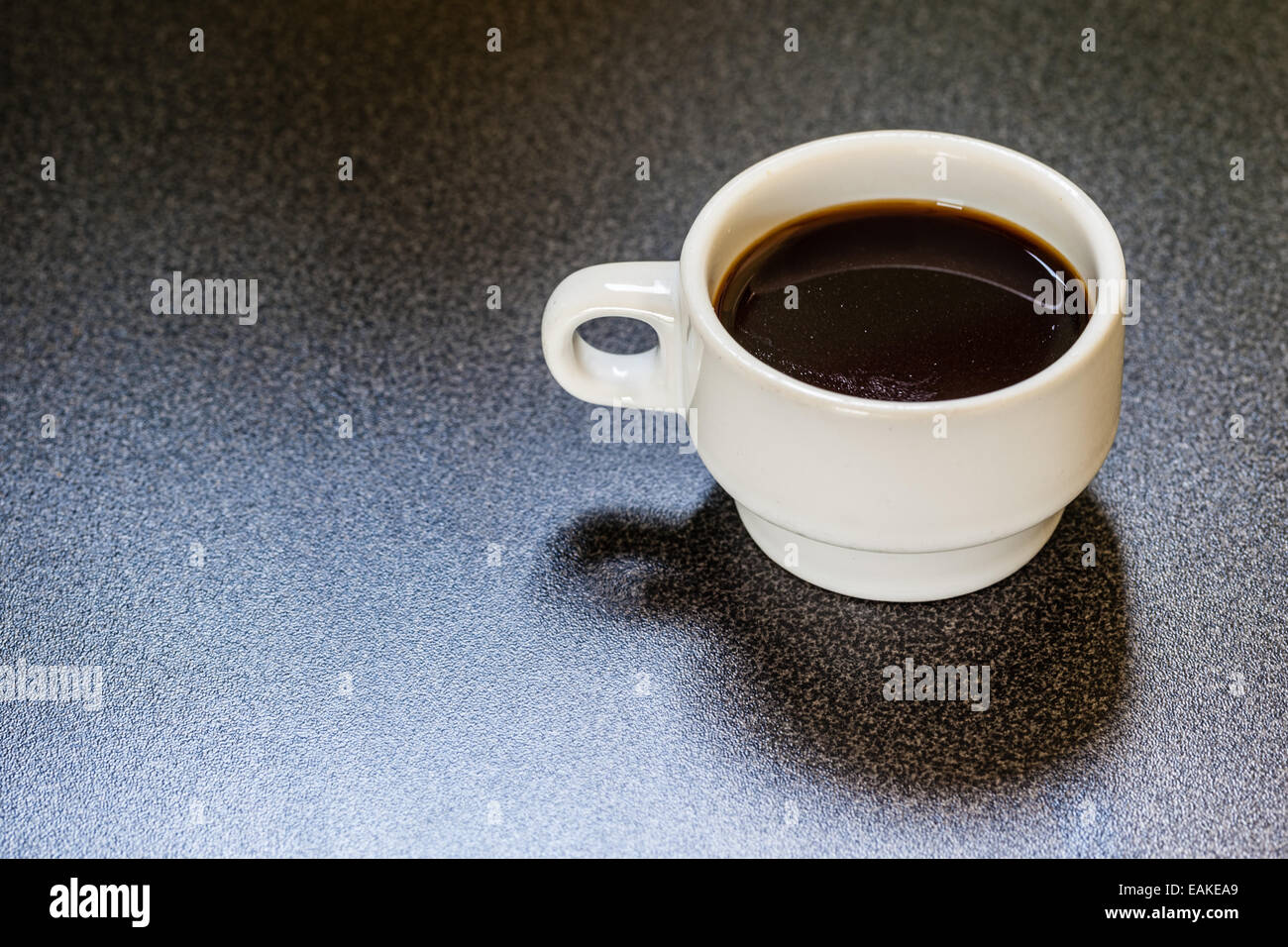 eine Tasse italienischen Espresso-Kaffeemaschine über eine dunkle Oberfläche Stockfoto