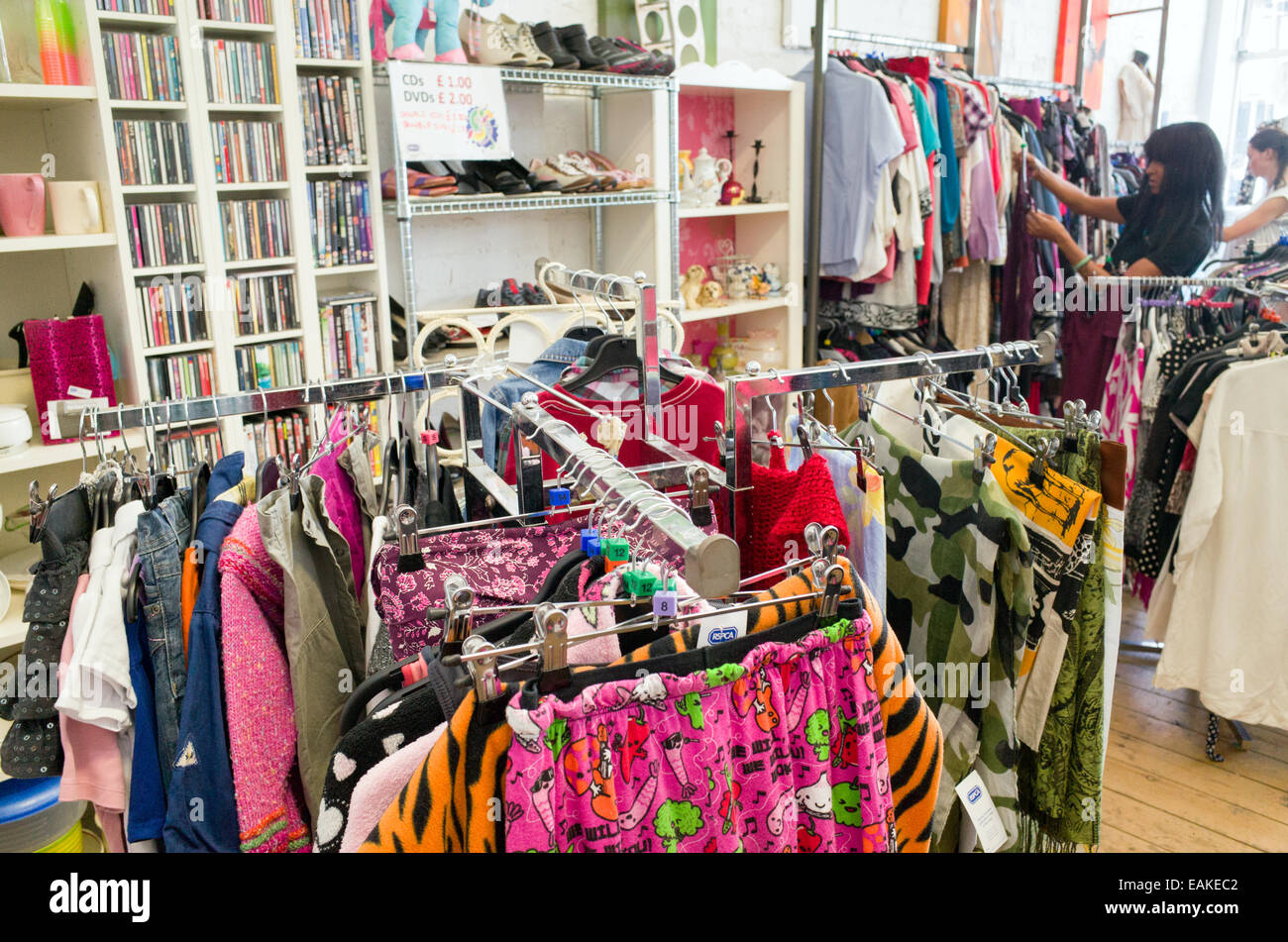 Gebrauchte Kleidung in der rspca Charity Shop, London, UK Stockfoto