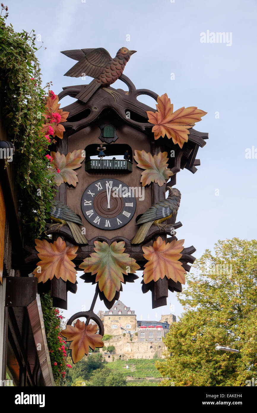Die größte freihängende Kuckucksuhr Kuckucksuhr außerhalb ein Geschäft mit traditionellen Uhren in Sankt Goar, Deutschland Stockfoto
