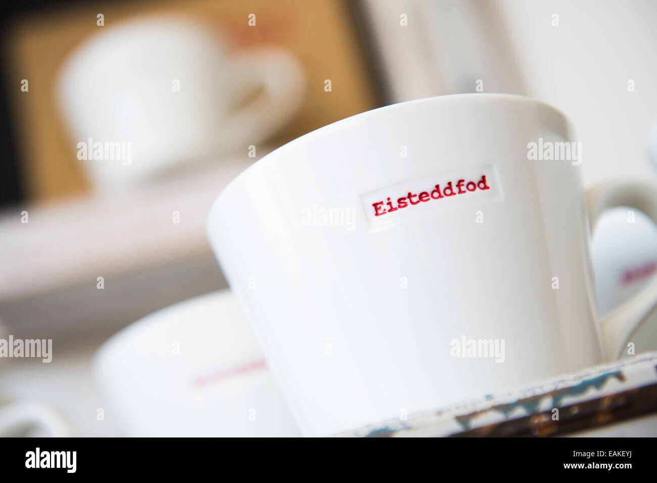 Eine weiße Teetasse mit dem Wort EISTEDDFOD zum Verkauf an das National Eisteddfod of Wales, Llanelli, 2014 Stockfoto