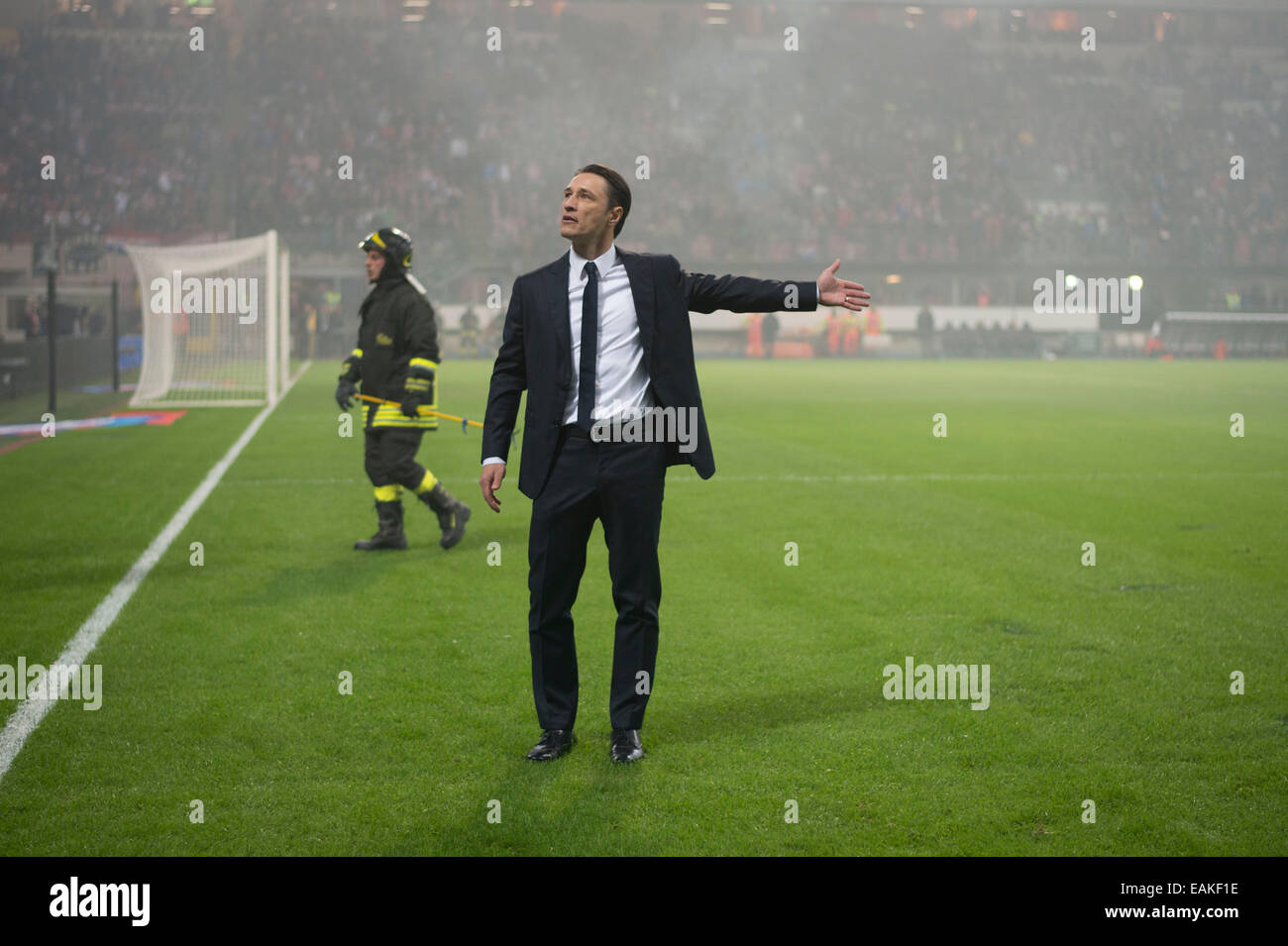 Mailand, Italien. 16. November 2014. Niko Kovac (CRO) Fußball: Kroatien Trainer Niko Kovac Gespräche nach Kroatien Fans während der UEFA EURO 2016 Qualifikation Gruppe H zwischen Italien 1-1 Kroatien im Stadio Giuseppe Meazza Mailand übereinstimmen. Bildnachweis: Maurizio Borsari/AFLO/Alamy Live-Nachrichten Stockfoto