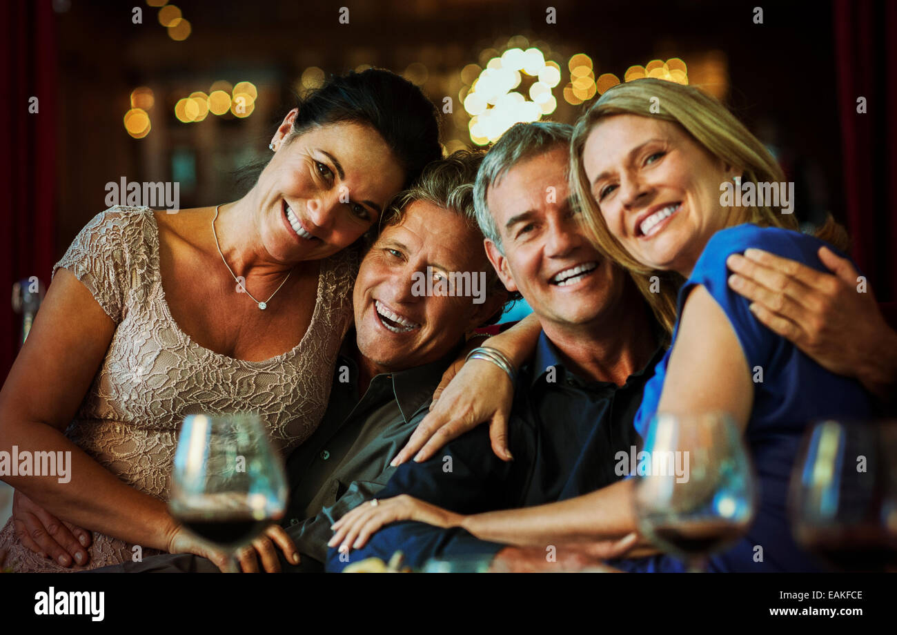Porträt des Lächelns Reife Paare sitzen zusammen im restaurant Stockfoto