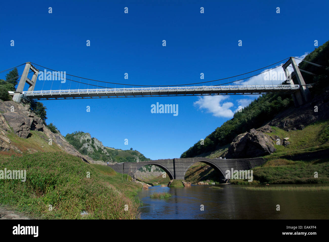 Getrocknete dam Sarrans und Blick auf die neuen und alten Brücke Treboul, Cantal, Auvergne, Frankreich Stockfoto