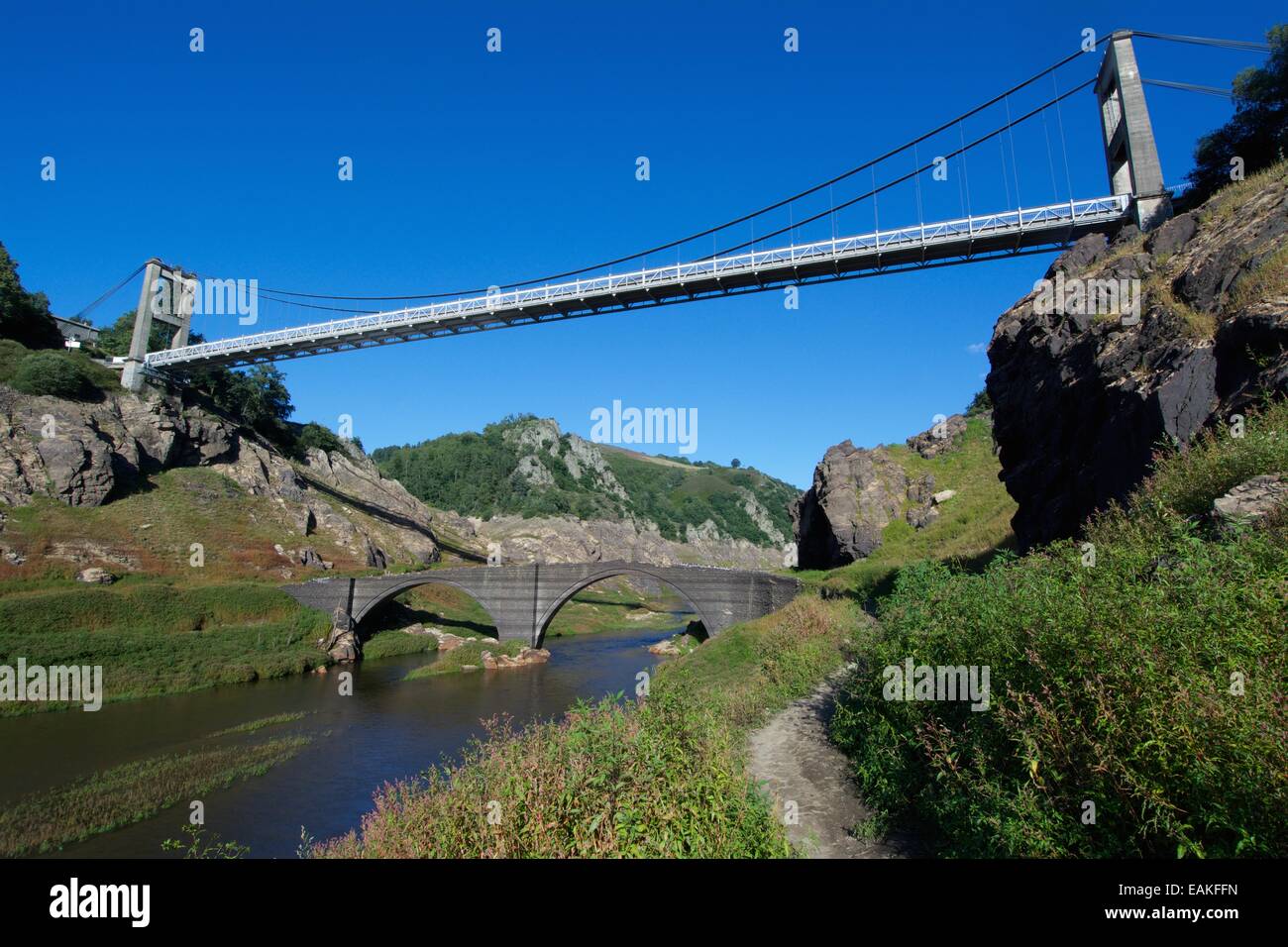 Getrocknete dam Sarrans und Blick auf die neuen und alten Brücke Treboul, Cantal, Auvergne, Frankreich Stockfoto