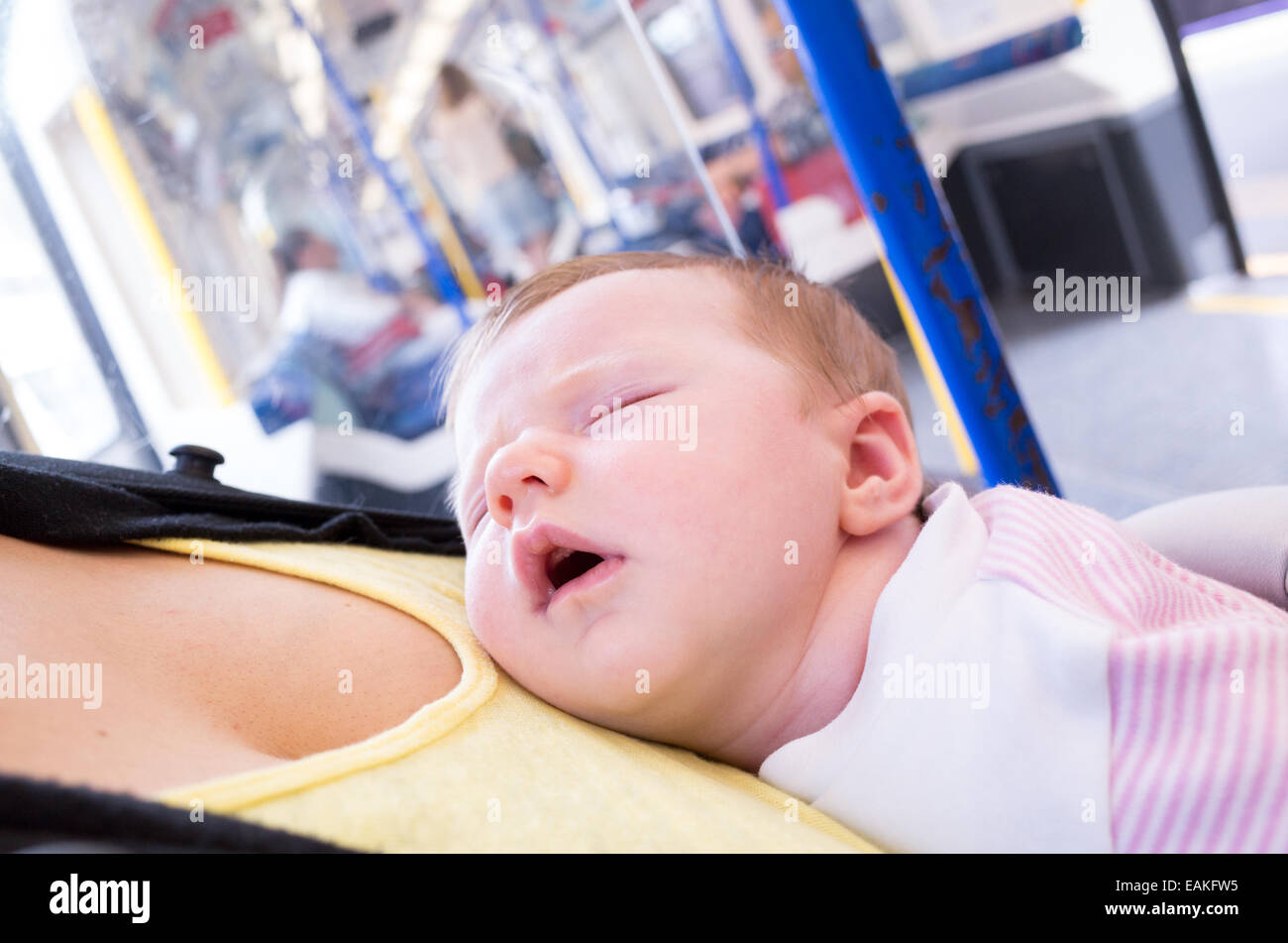 Reisen auf die Londoner U-Bahn mit einem einen Monat alt Baby girl Stockfoto