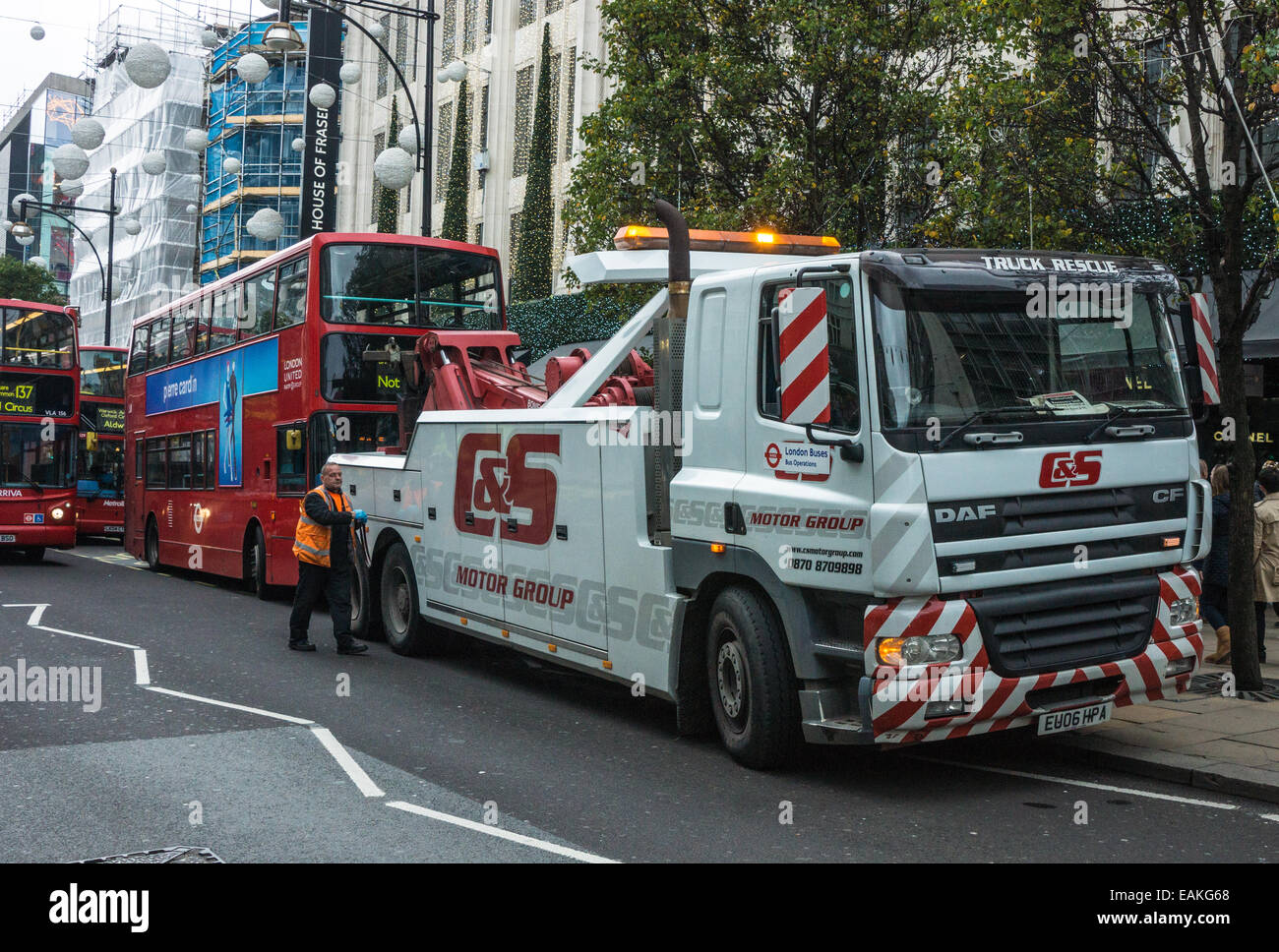 Bus auf Londons Oxford street Bus abgeschleppt aufgeschlüsselt Stockfoto
